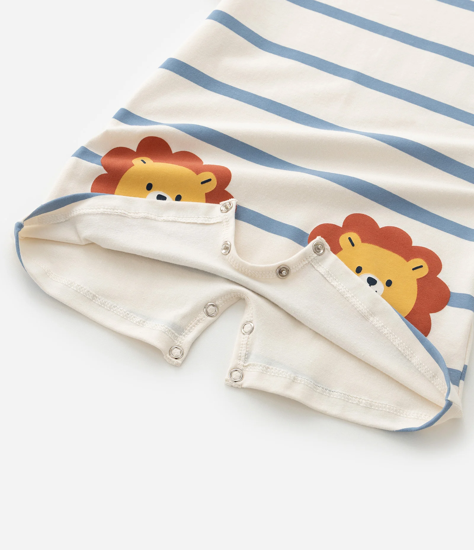 Macaquinho Infantil Listrado com Leão nos Joelhos – Tam RN a 18 Meses Off White 7