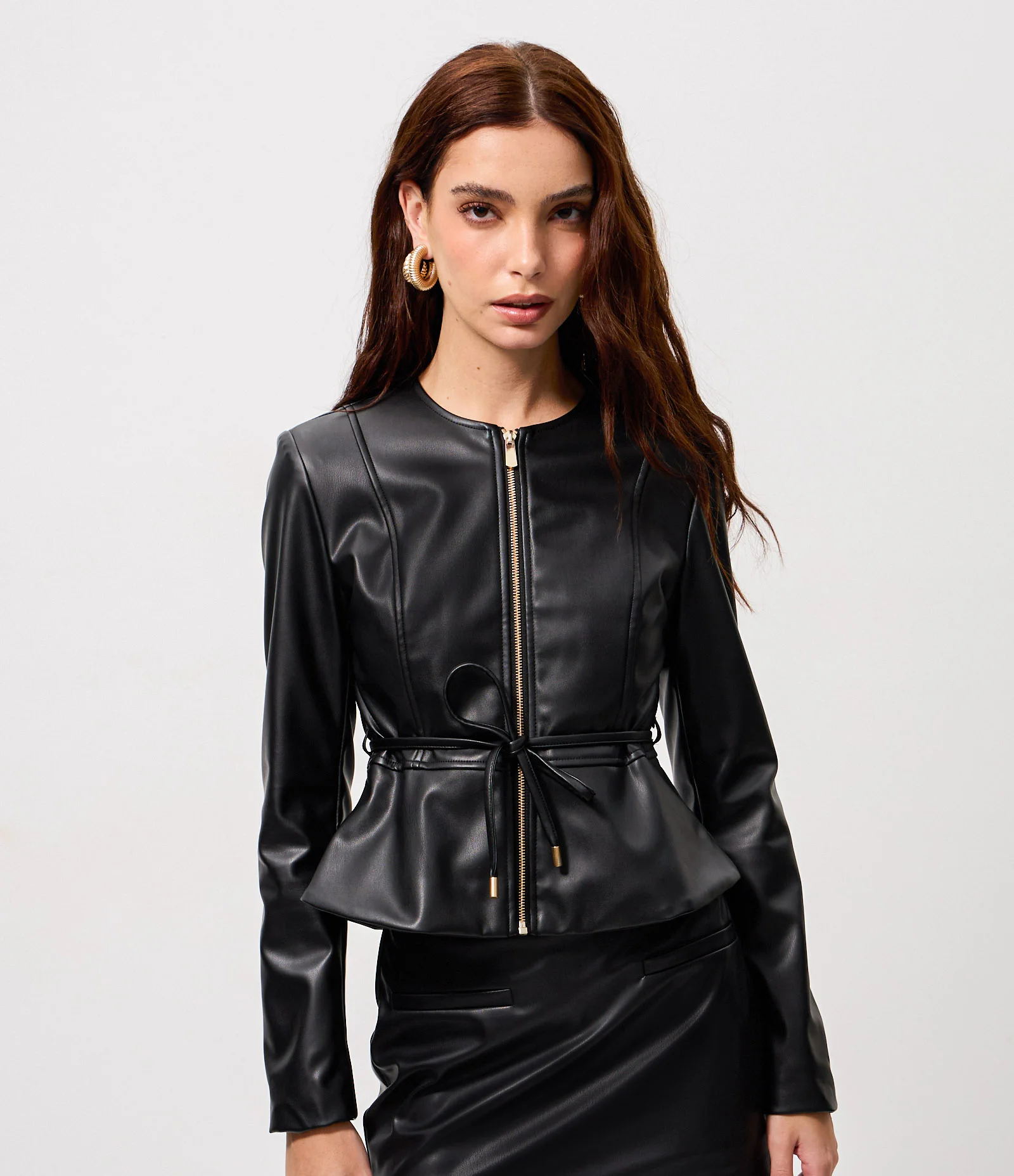Jaqueta Peplum em PU com Cinto Ajustável e Zíper Preto 1