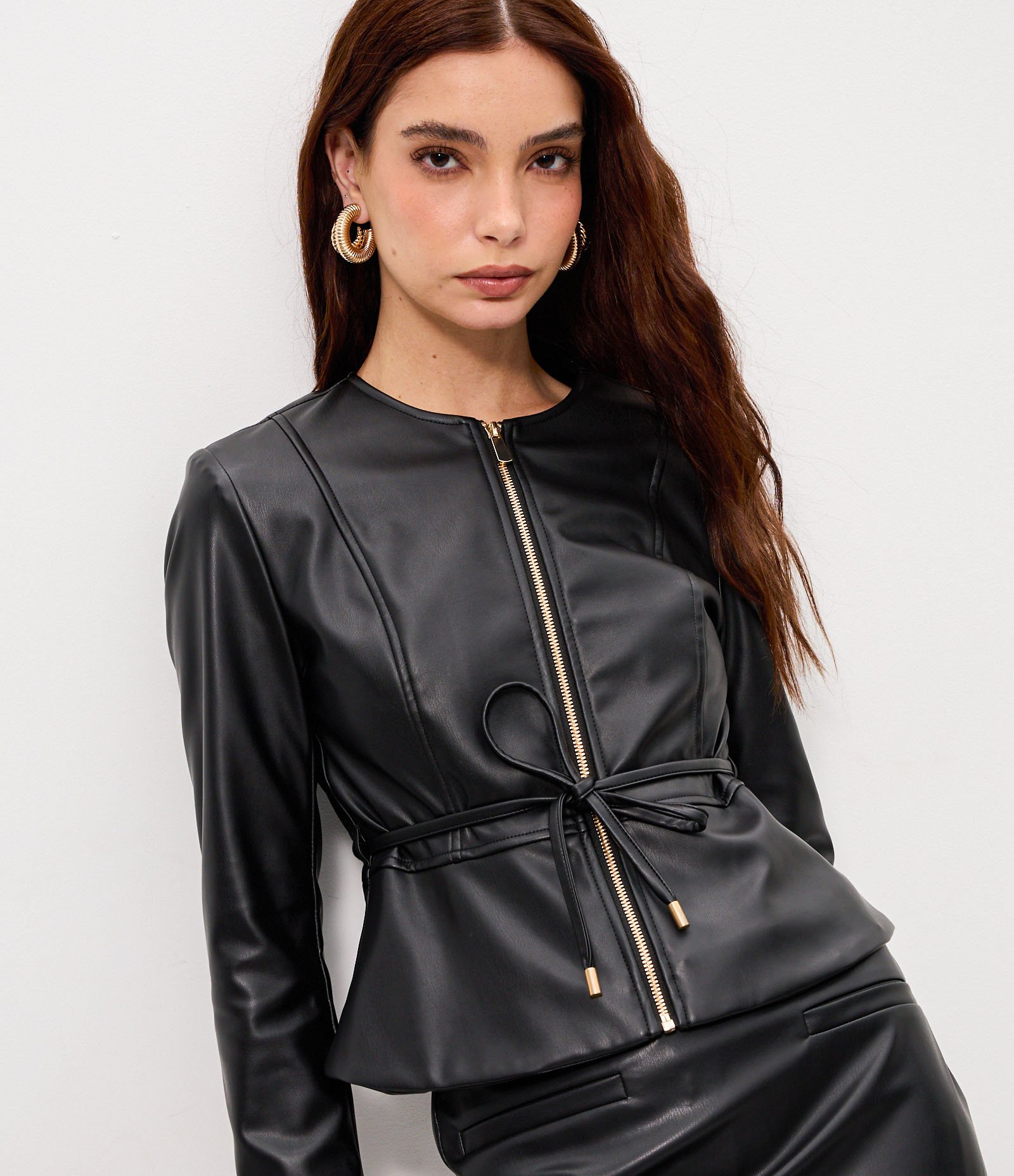Jaqueta Peplum em PU com Cinto Ajustável e Zíper Preto 3