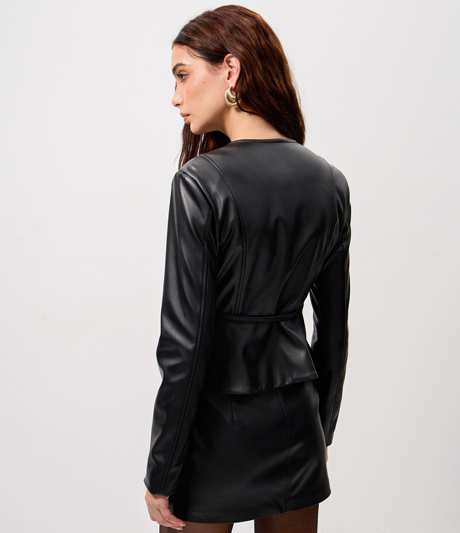 Jaqueta Peplum em PU com Cinto Ajustável e Zíper Preto 4