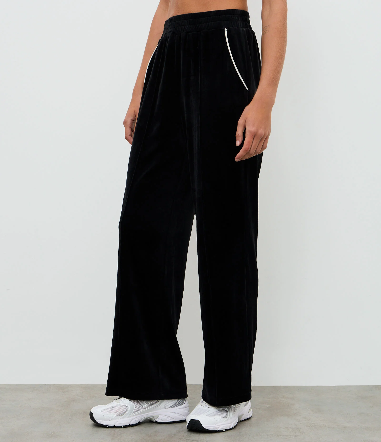Calça Esportiva Reta em Plush com Piping Contrastante Preto 2