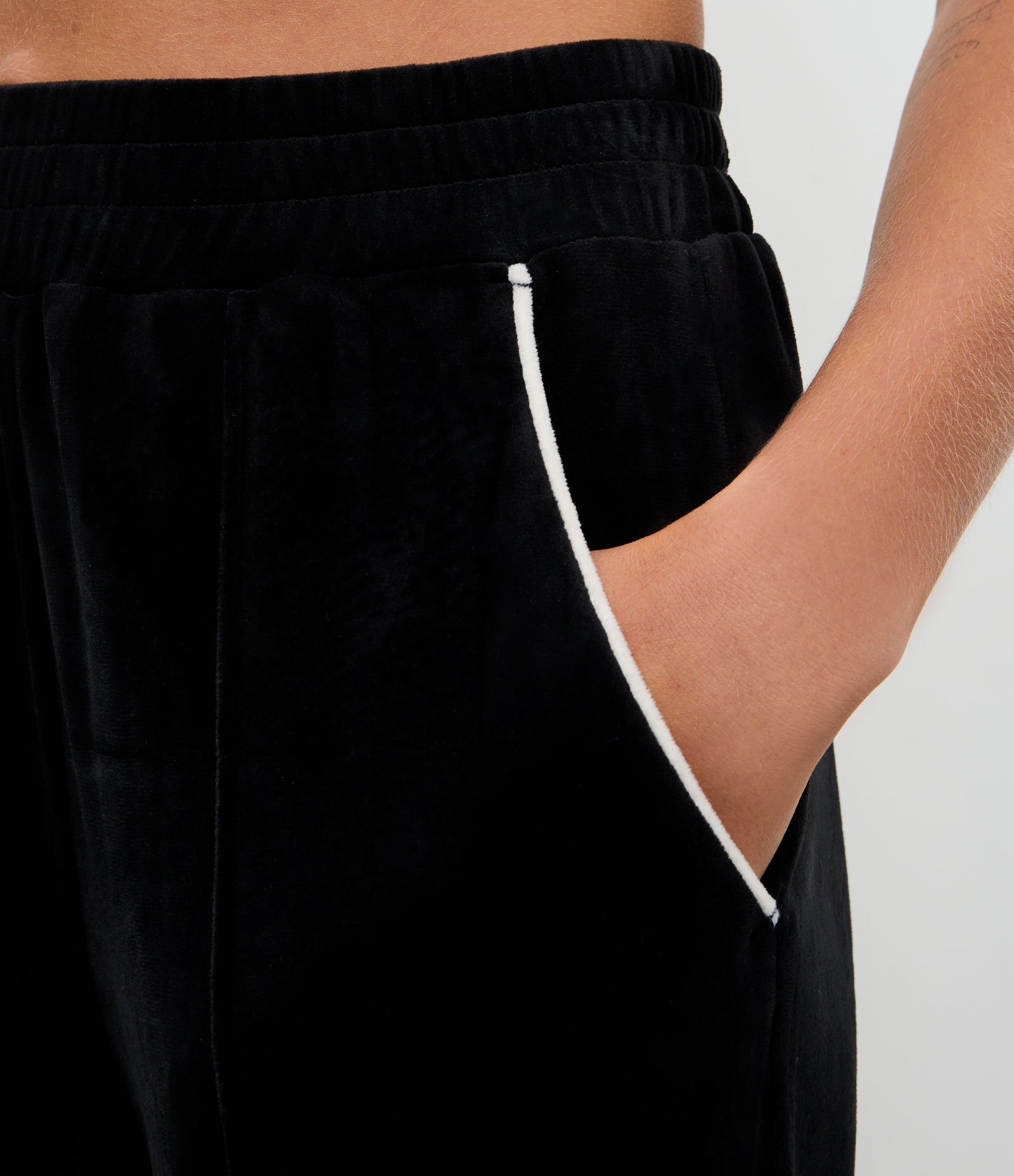 Calça Esportiva Reta em Plush com Piping Contrastante Preto 3