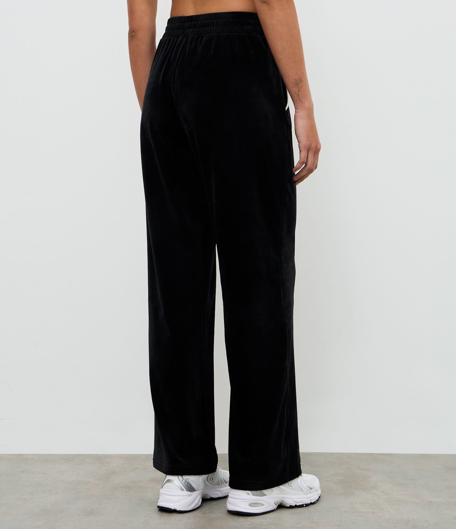 Calça Esportiva Reta em Plush com Piping Contrastante Preto 4