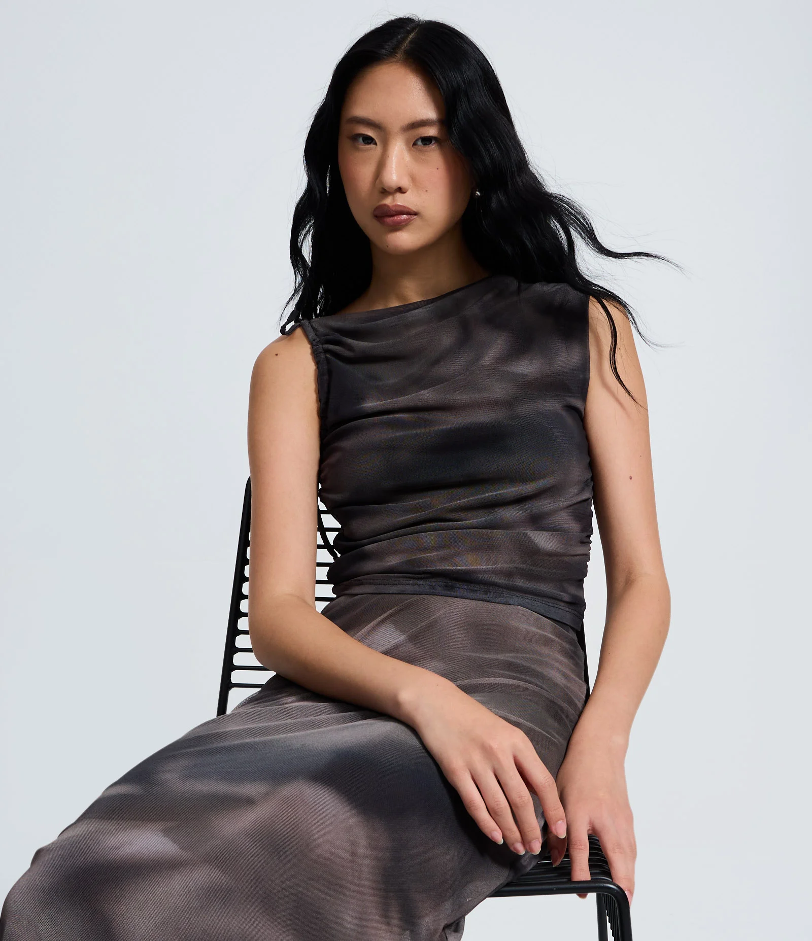 Blusa Efeito Manchado em Tule com Franzidos Laterais Cinza 1