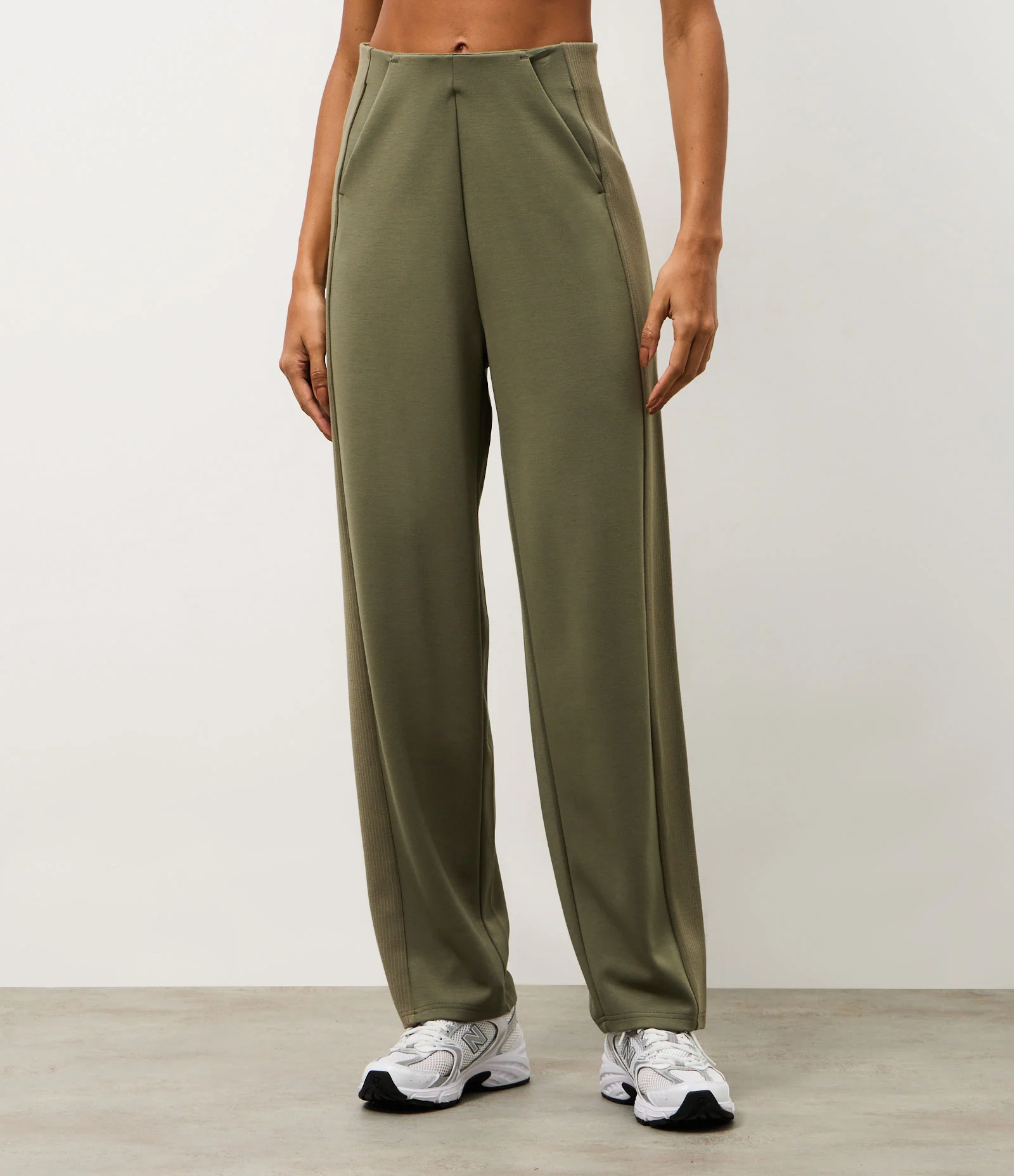 Calça Esportiva Reta em Modal com Recorte Canelado Verde 2