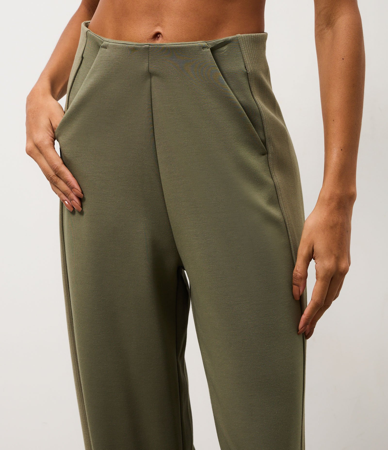 Calça Esportiva Reta em Modal com Recorte Canelado Verde 3