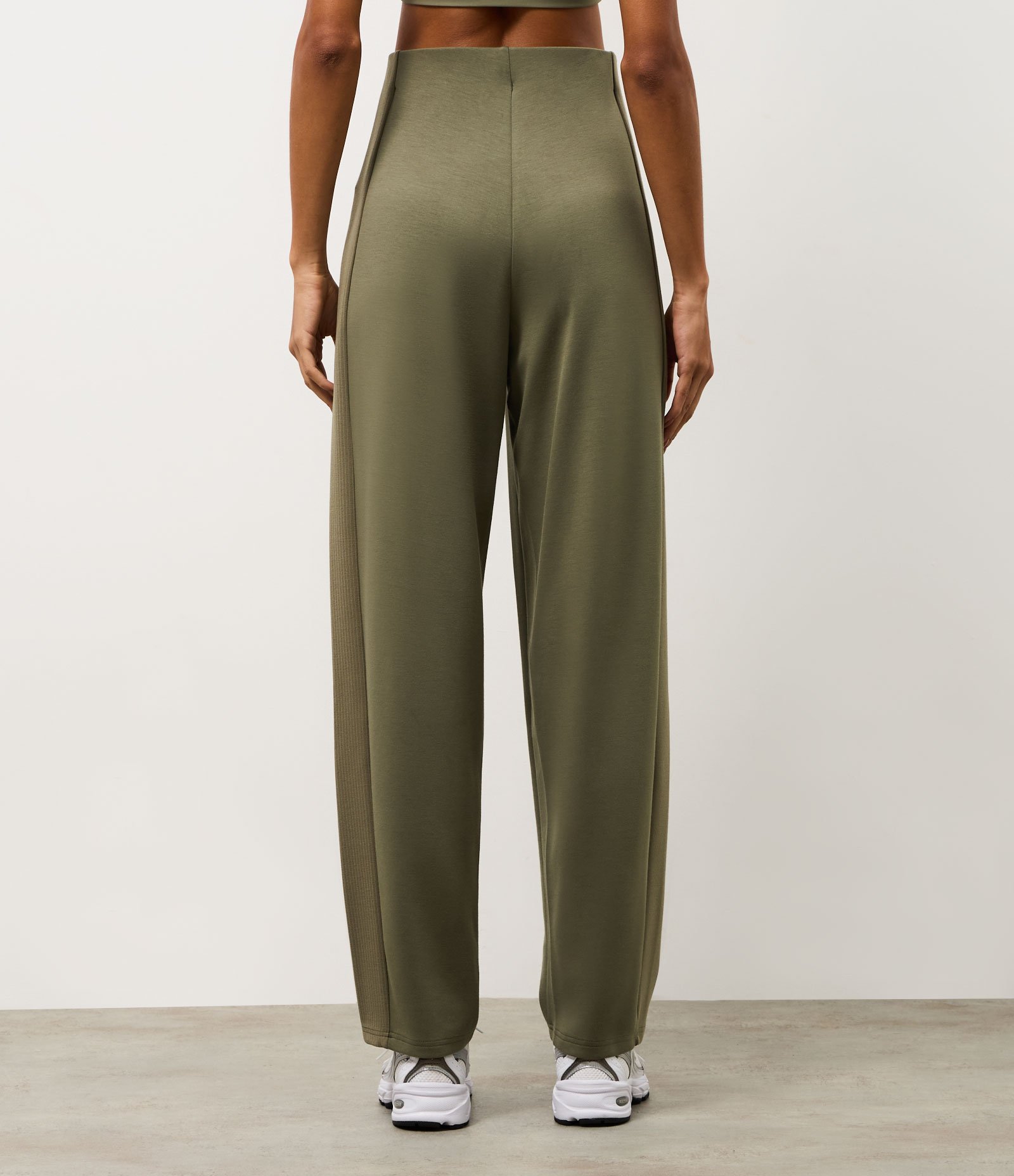 Calça Esportiva Reta em Modal com Recorte Canelado Verde 4