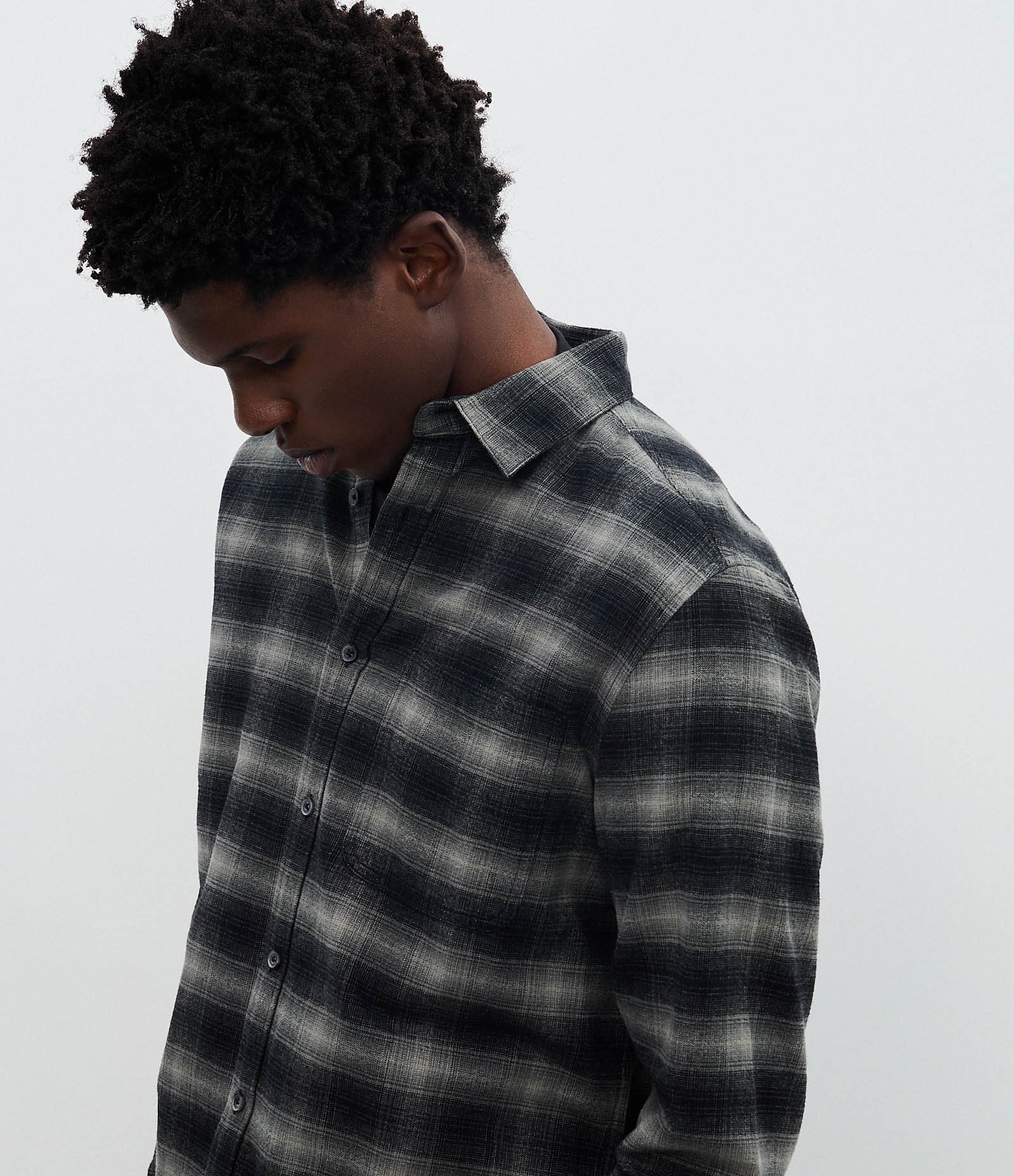 Camisa Comfort em Flanela com Estampa Xadrez Cinza 4