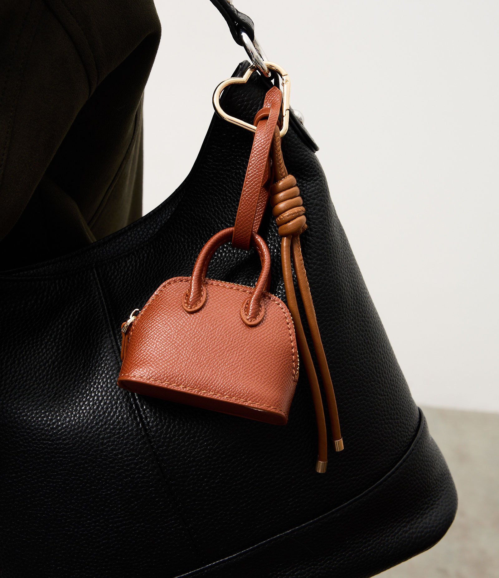 Chaveiro em PU com Formato de Bolsa Marrom 6