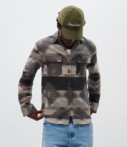 Camisa Comfort em Jacquard com Bolsos e Estampa