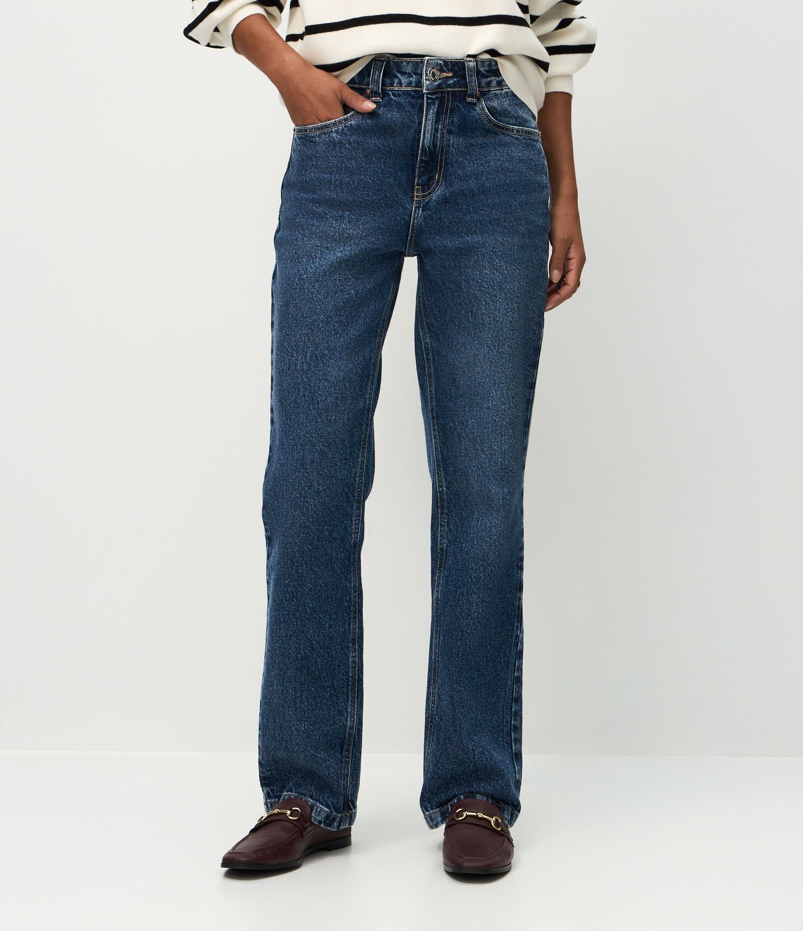 Calça Reta em Jeans com Cintura Média Médio 3