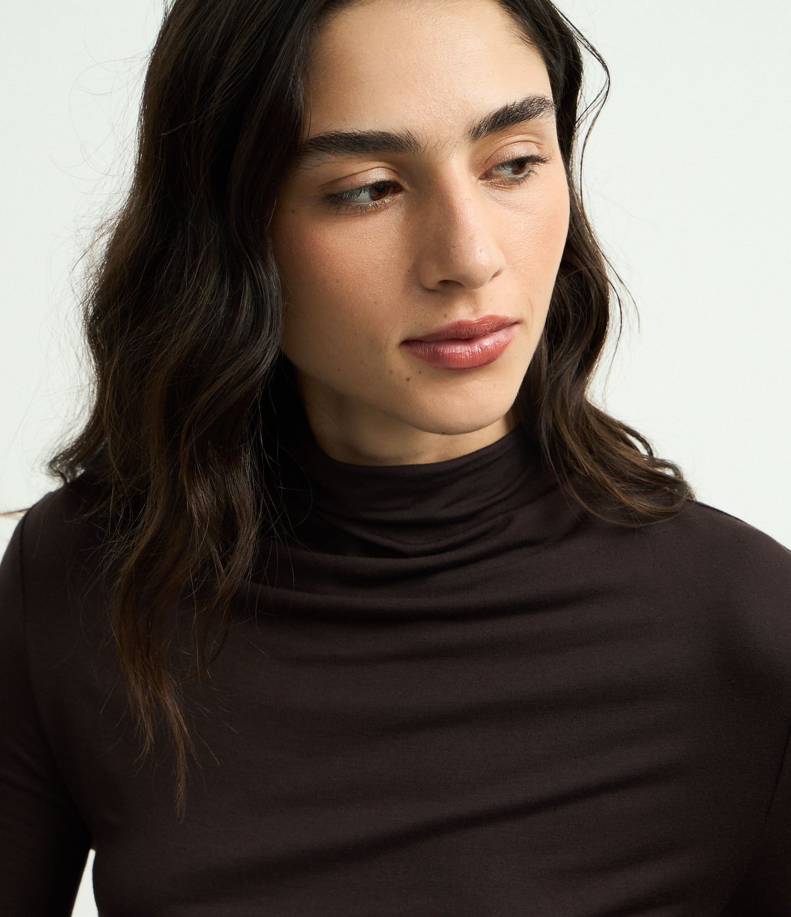 Blusa Básica Manga Longa em Modal com Gola Alta Marrom 4