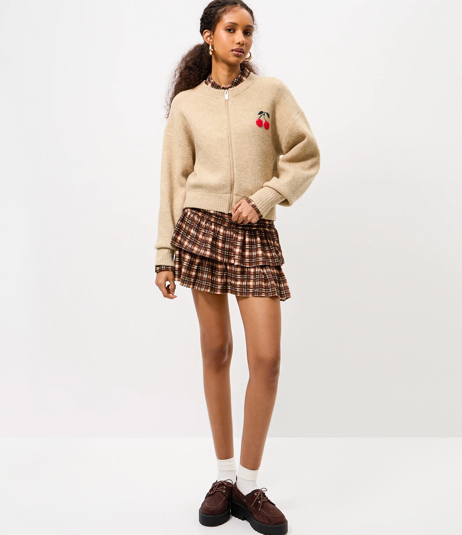 Cardigan em Tricô com Bordado de Cereja e Zíper Bege