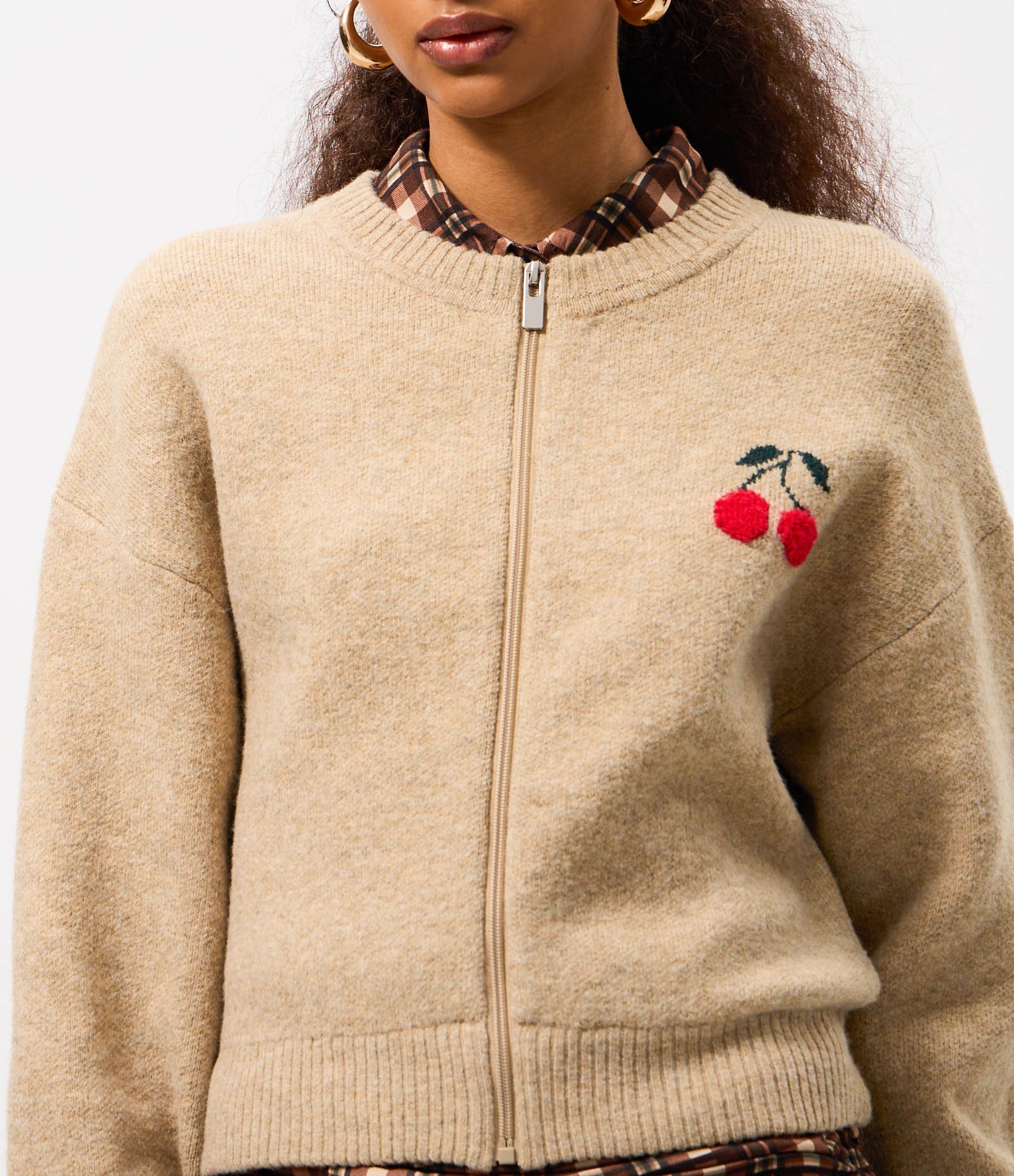 Cardigan em Tricô com Bordado de Cereja e Zíper Bege
