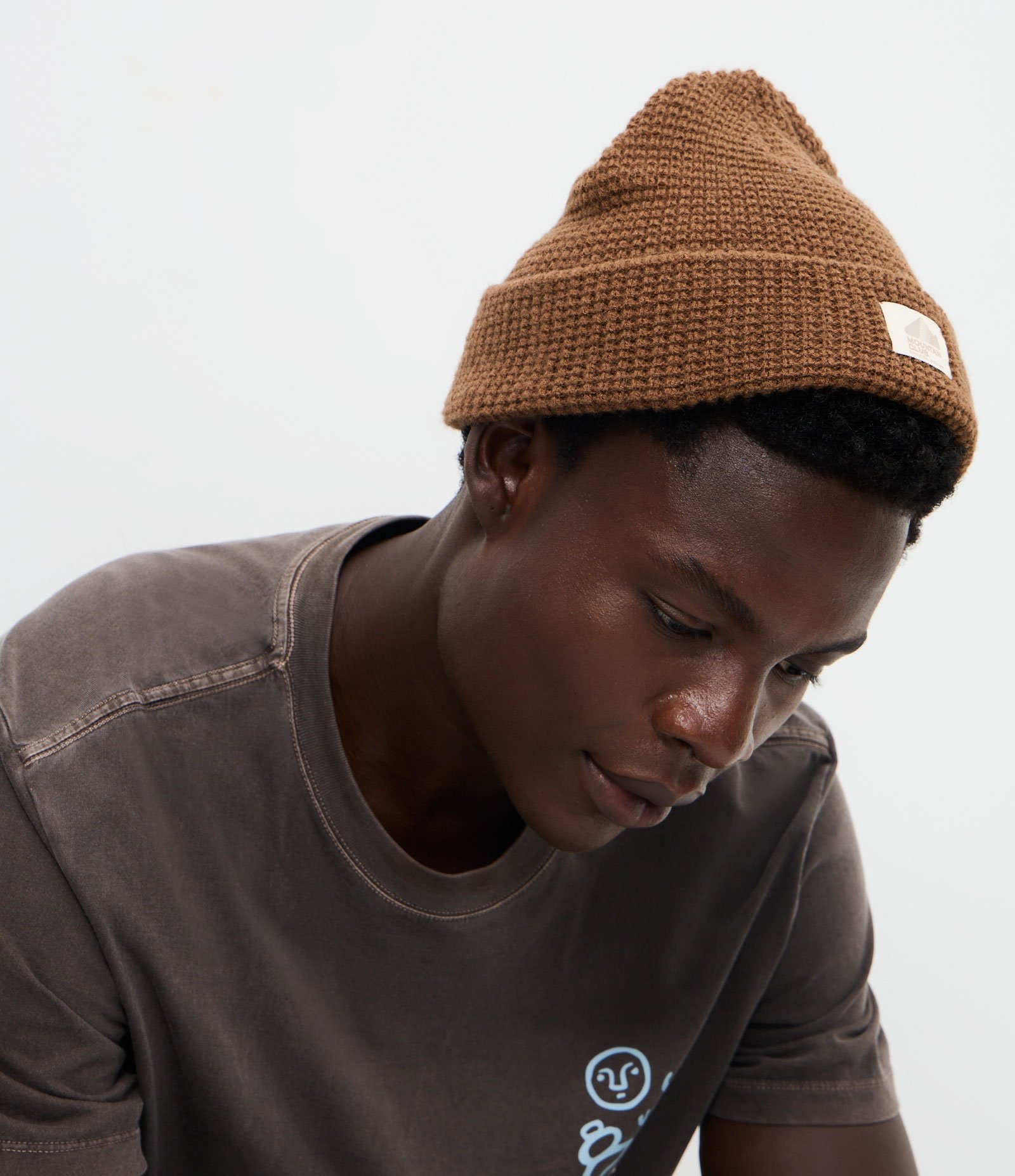 Touca em Tricô Texturizado com Dobra e Etiqueta Marrom 4