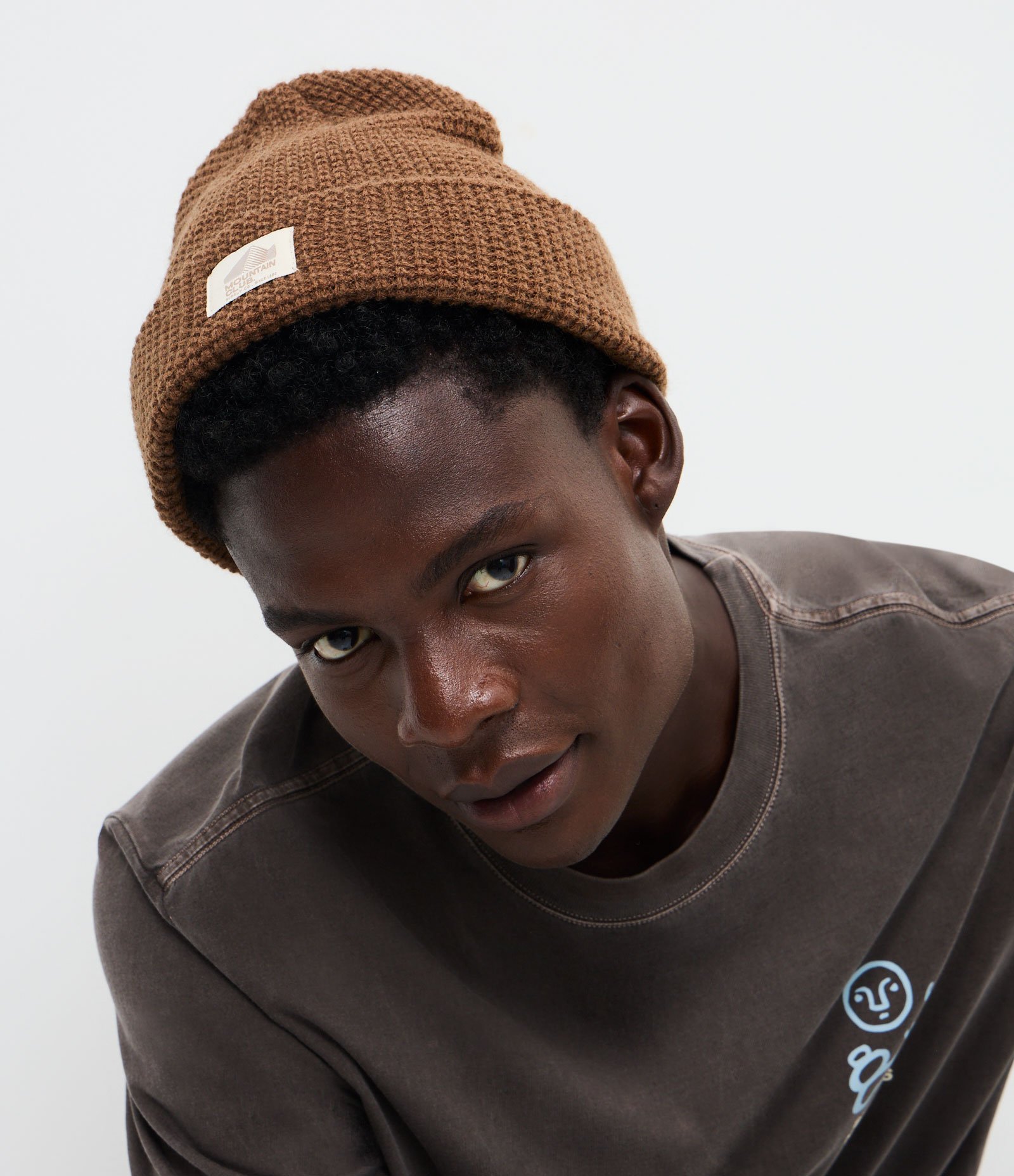 Touca em Tricô Texturizado com Dobra e Etiqueta Marrom 1