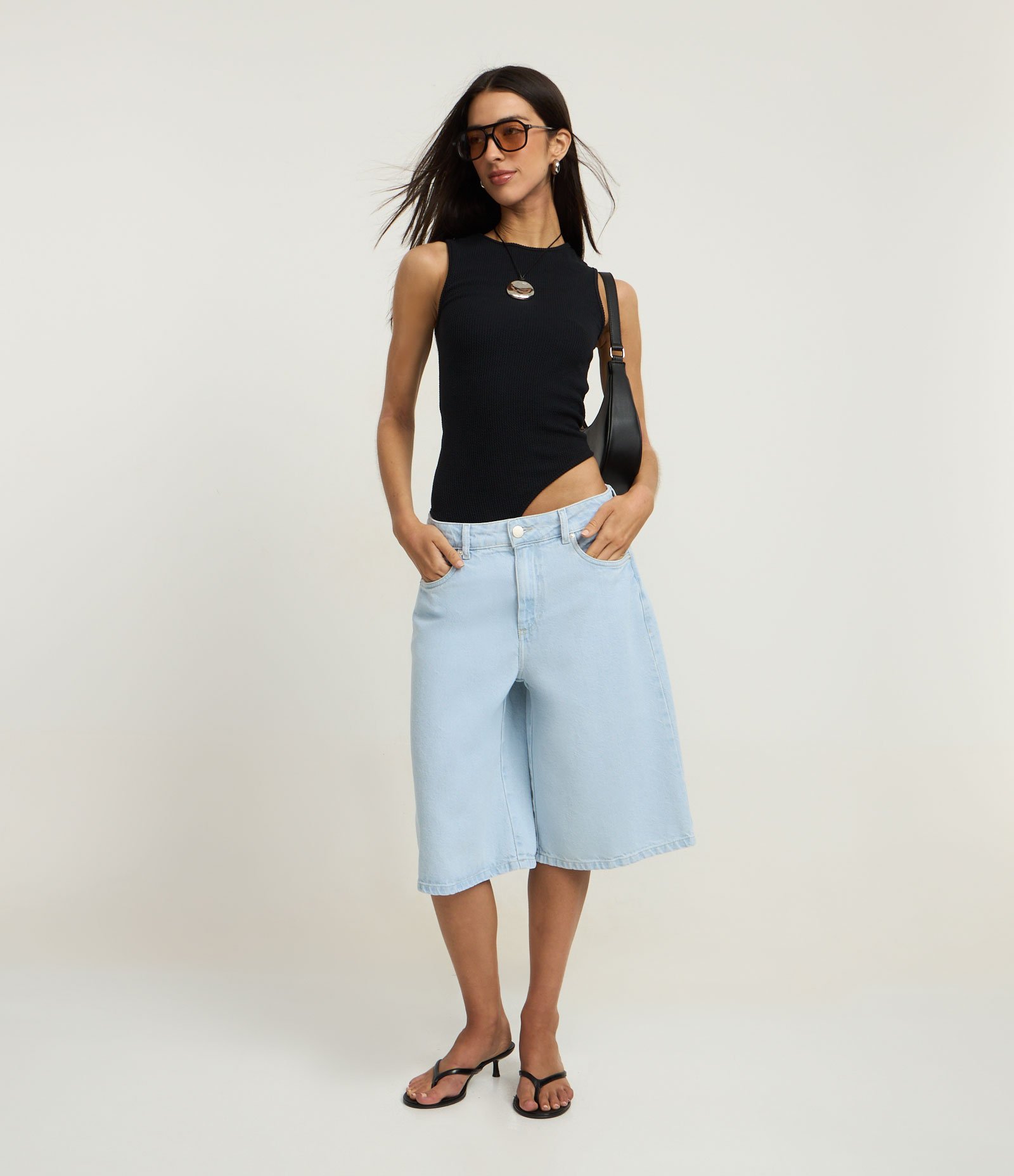 Bermuda em Jeans Delavê Alongada com Bolsos Azul 1