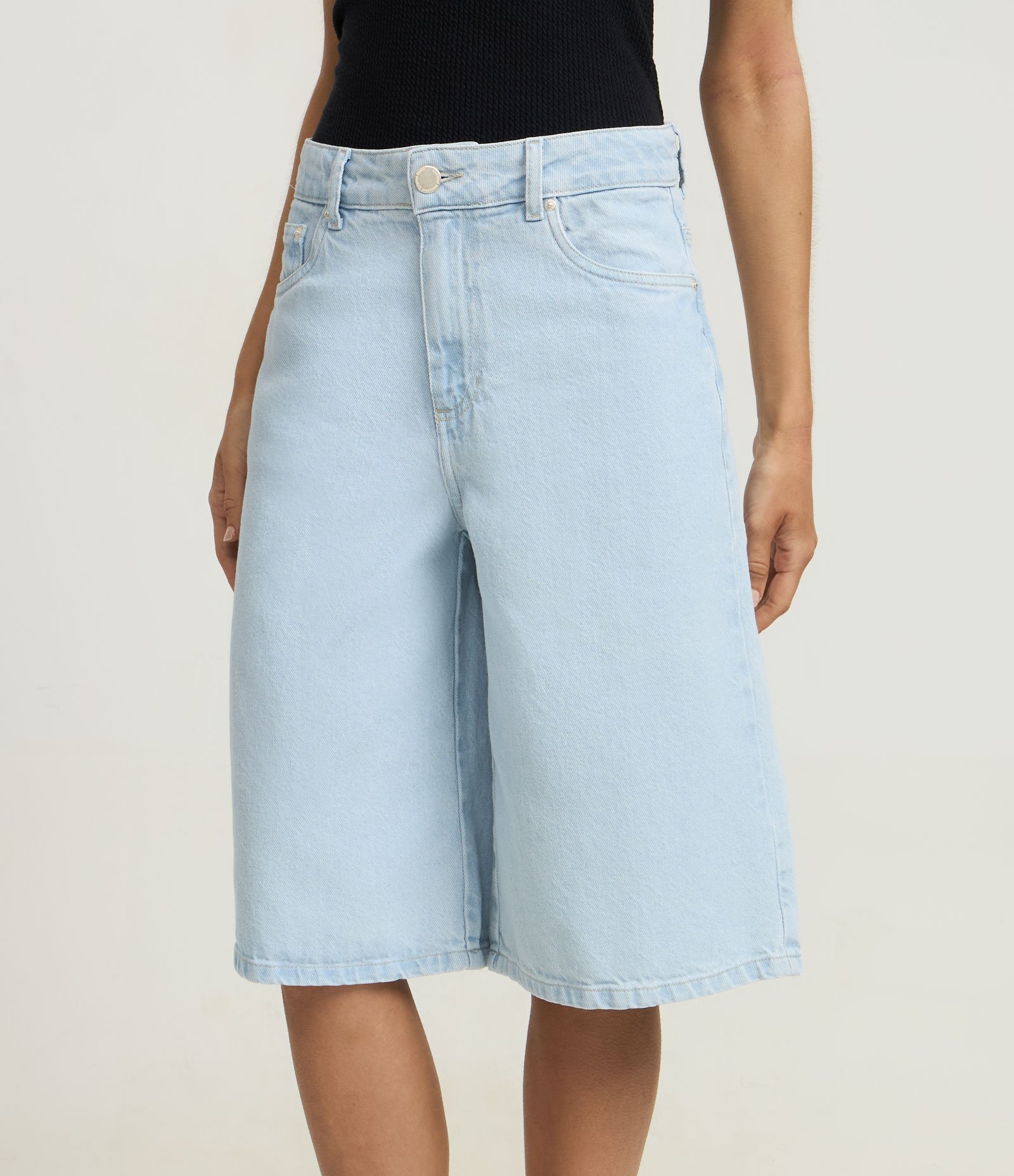 Bermuda em Jeans Delavê Alongada com Bolsos Azul 2