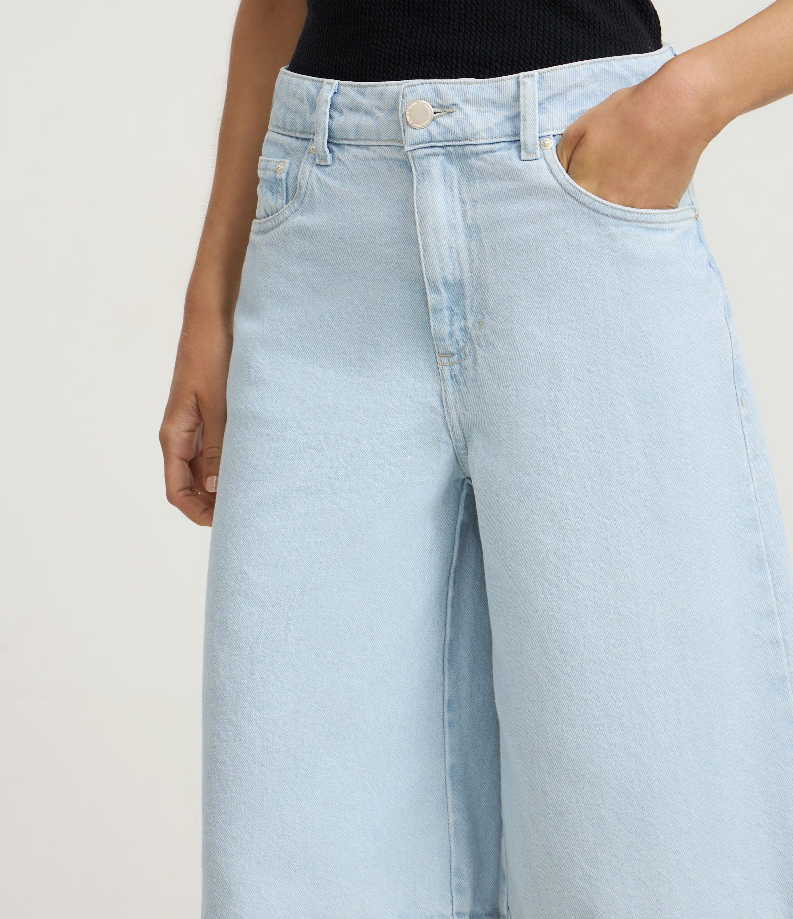 Bermuda em Jeans Delavê Alongada com Bolsos Azul 3