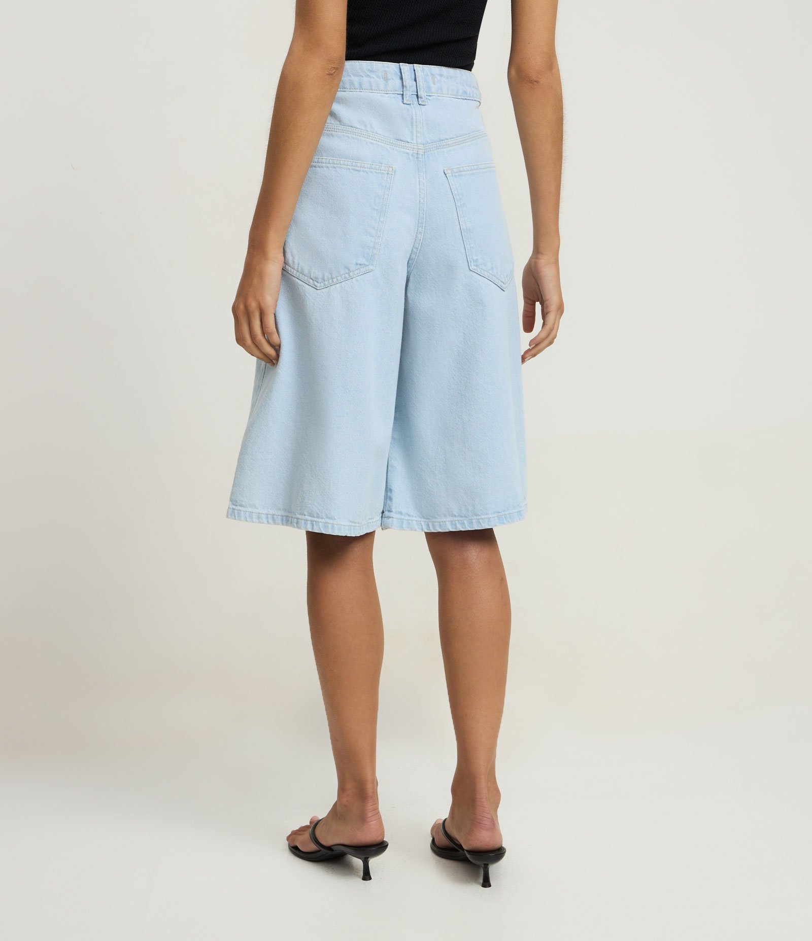 Bermuda em Jeans Delavê Alongada com Bolsos Azul 4