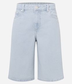Bermuda em Jeans Delavê Alongada com Bolsos
