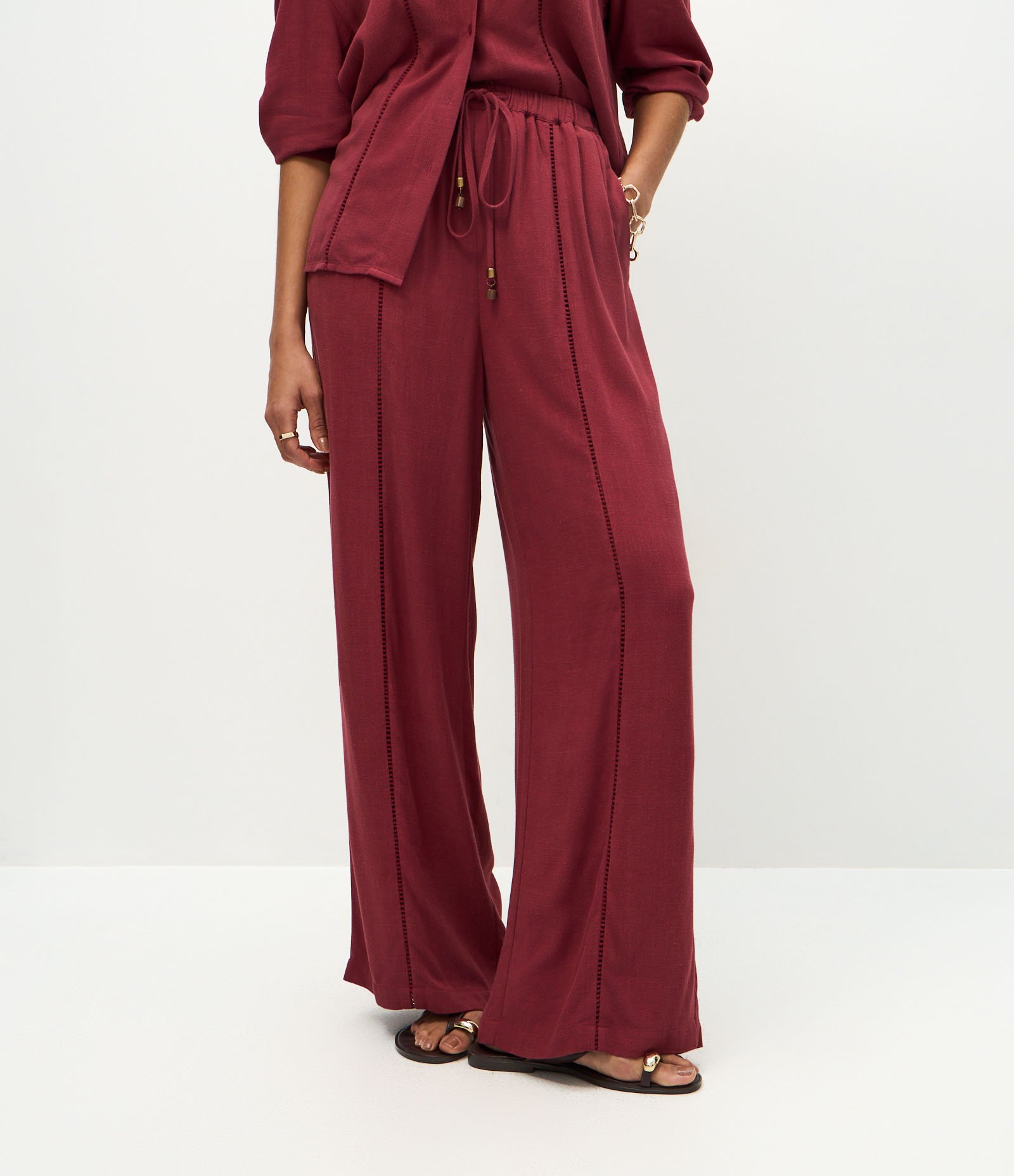 Calça Wide Leg em Viscolinho com Amarração na Cintura Vinho 3