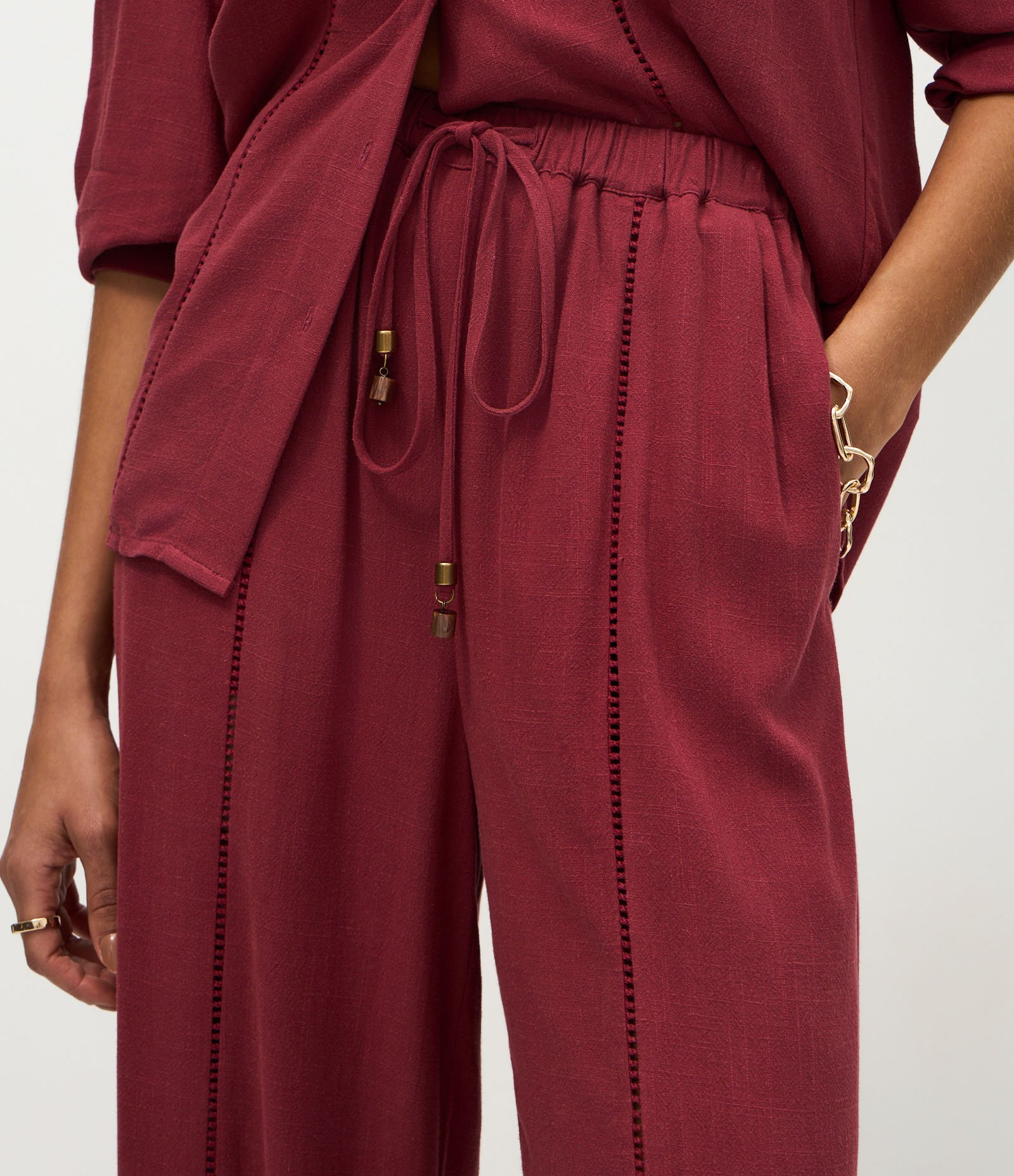 Calça Wide Leg em Viscolinho com Amarração na Cintura Vinho 4