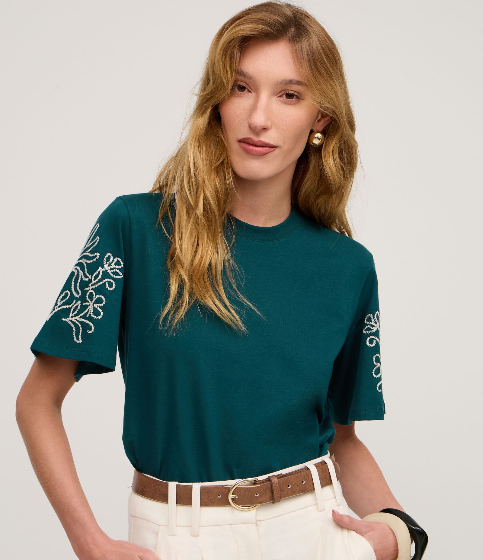 Blusa em Algodão com Bordado de Folhagem na Manga Verde 1