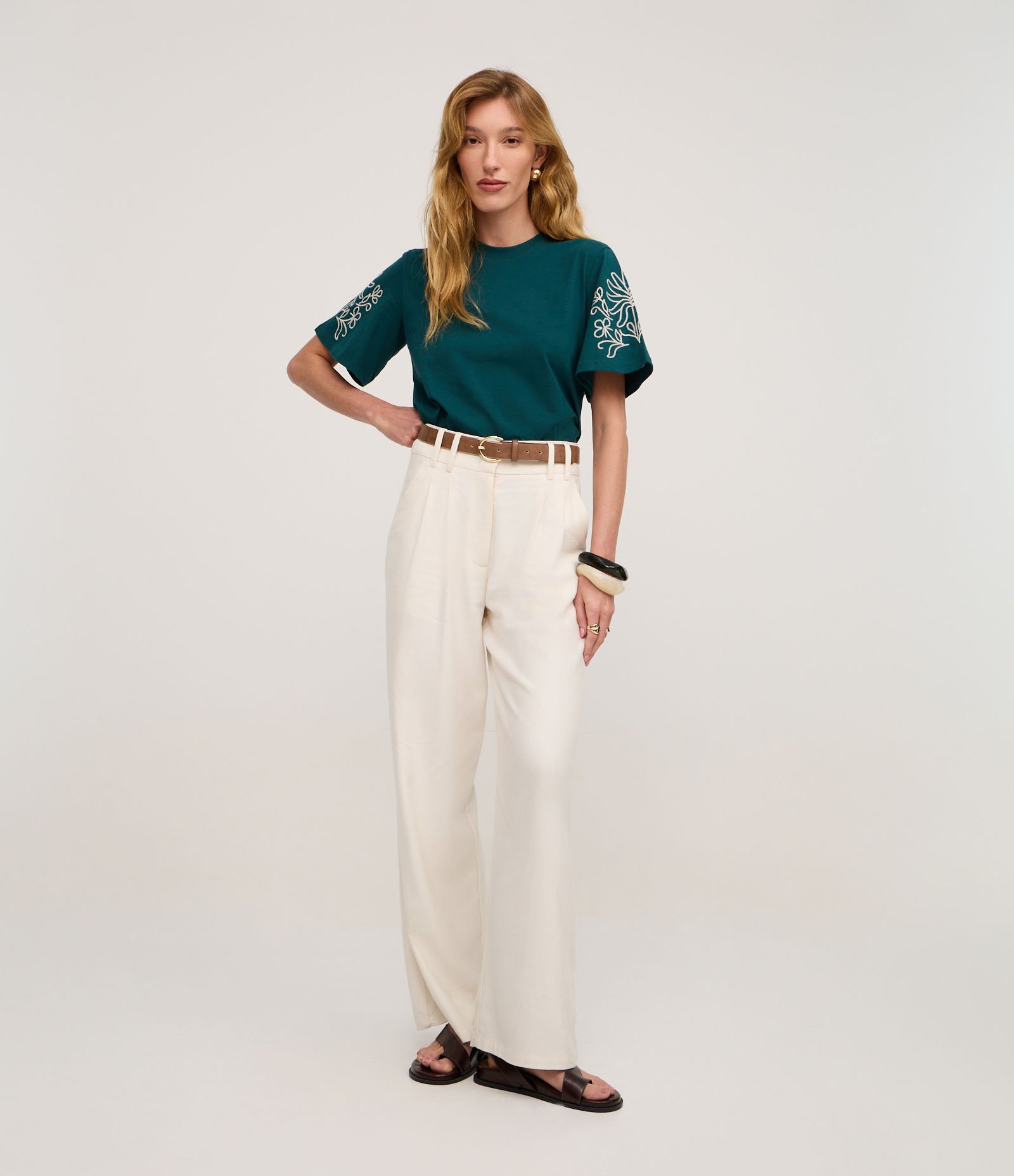 Blusa em Algodão com Bordado de Folhagem na Manga Verde 2