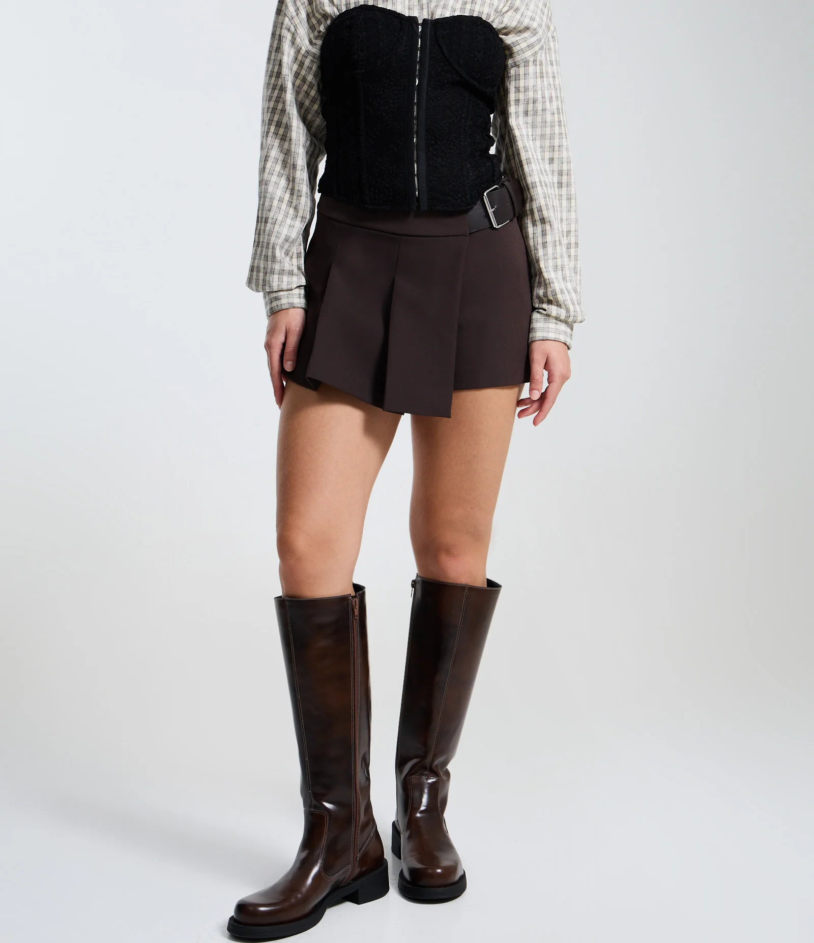 Short Saia Alfaiatado com Plissado Frontal e Cinto Lateral Marrom 2
