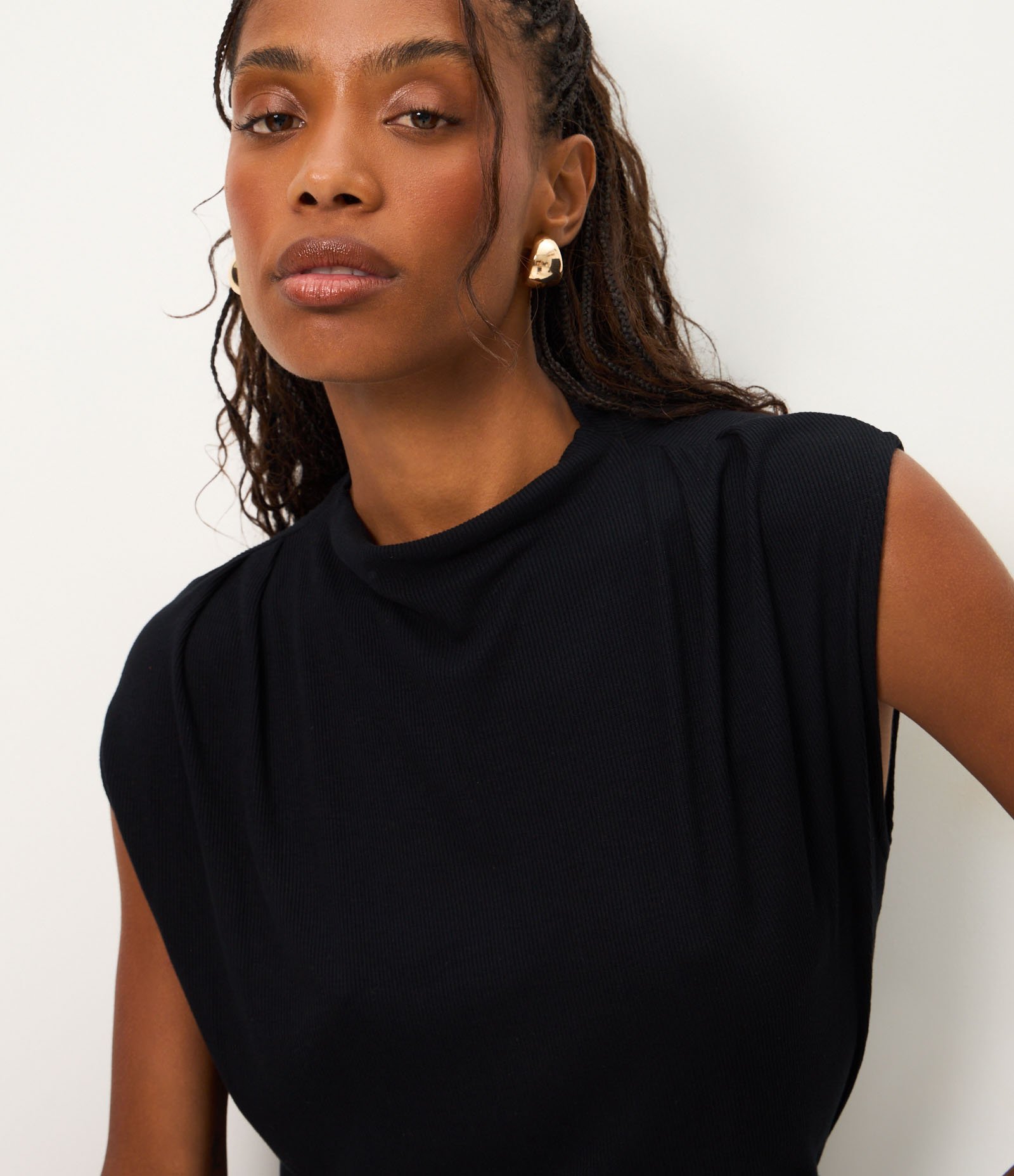 Blusa com Franzido no Ombro e Gola Alta Preto 3