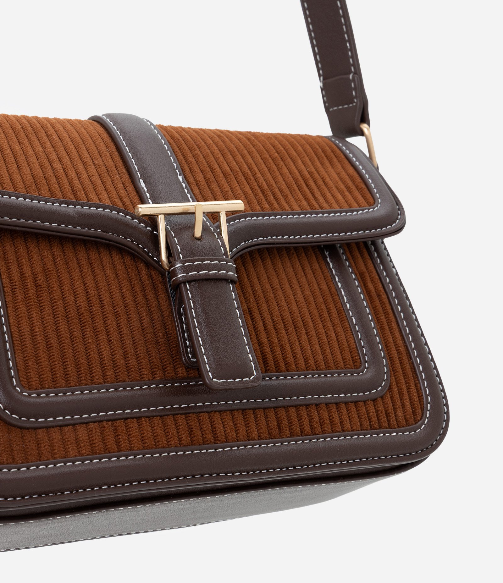 Bolsa Transversal Média em Suede com Alça Regulável Marrom 5