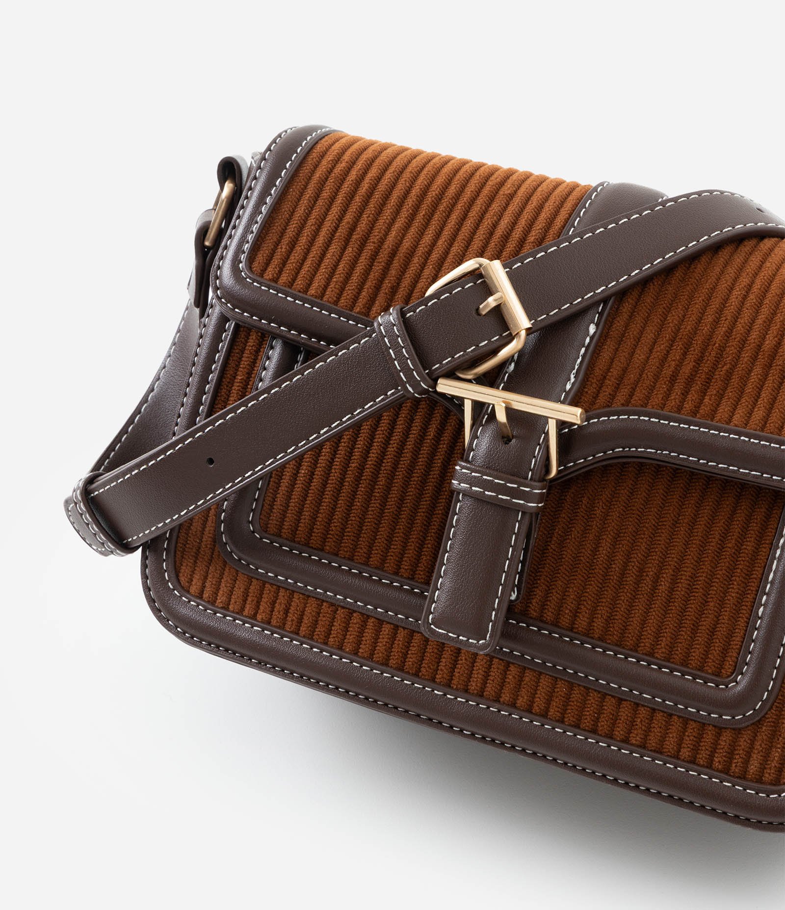 Bolsa Transversal Média em Suede com Alça Regulável Marrom 7