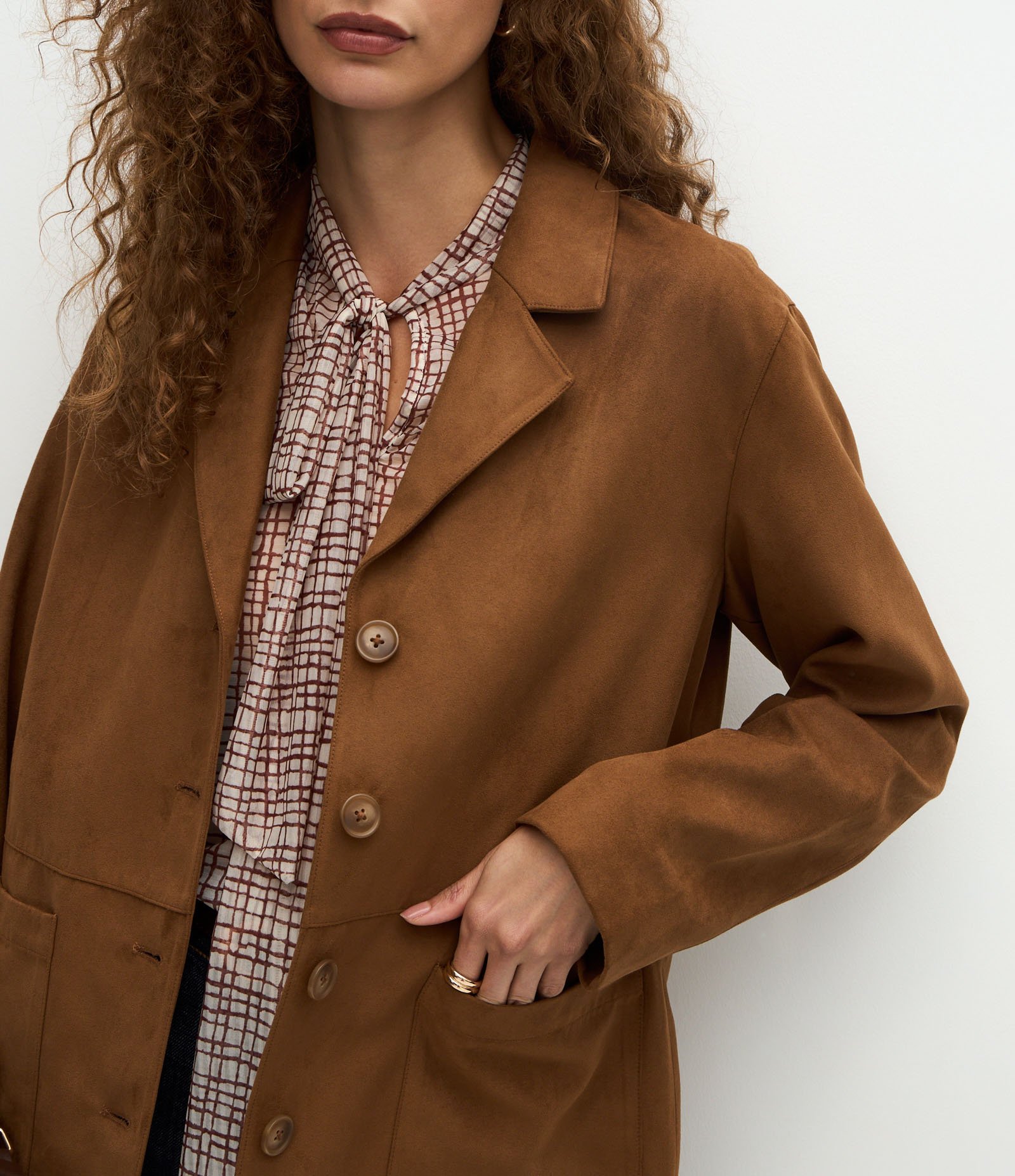 Blazer Estruturado em Suede com Bolsos Aplicados Marrom 4