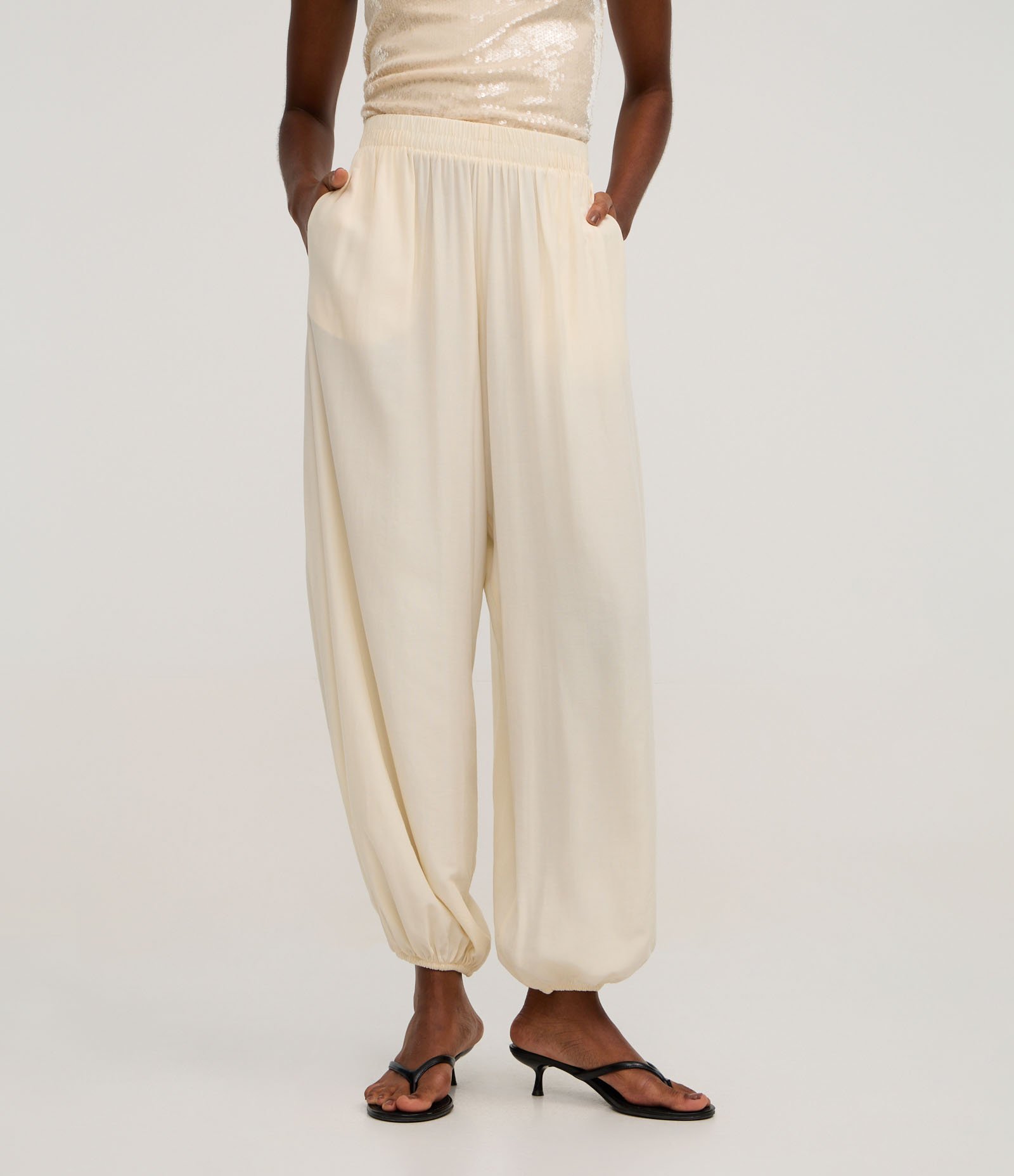 Calça Boho Balloon em Viscose com Elástico no Cós e Barra Bege 3