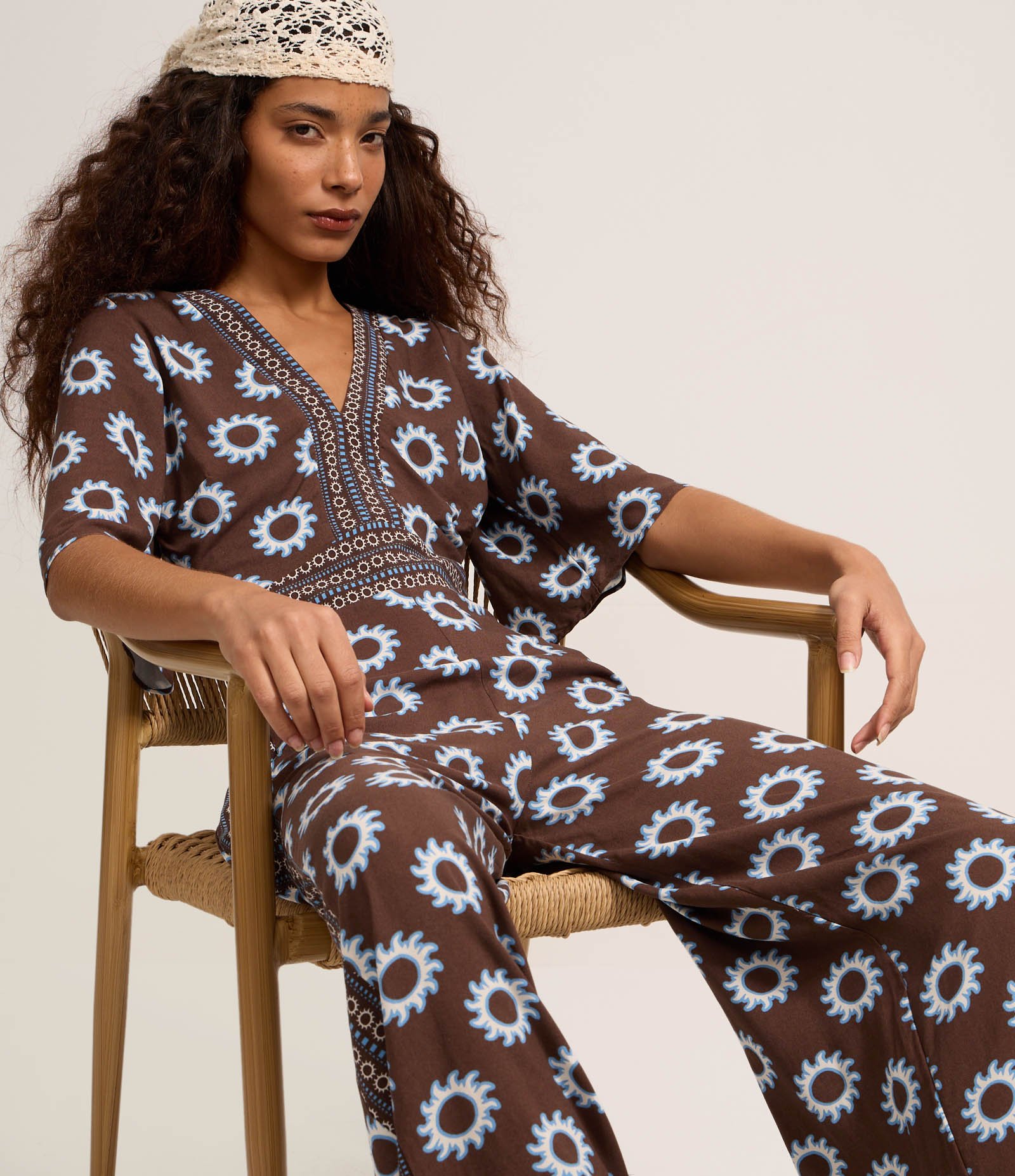 Macacão em Viscose com Decote V e Estampado Marrom Médio 5