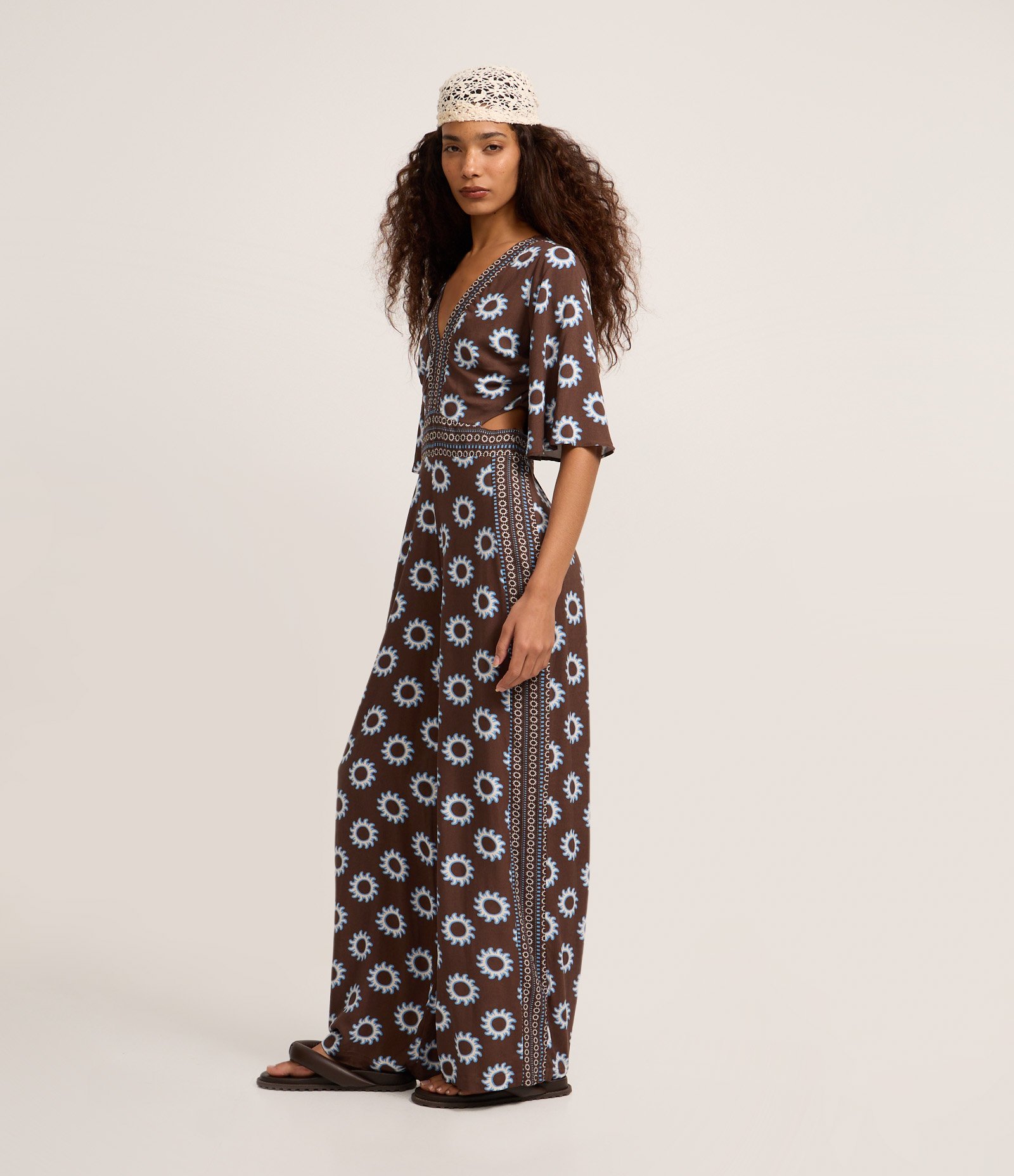 Macacão em Viscose com Decote V e Estampado Marrom Médio 1