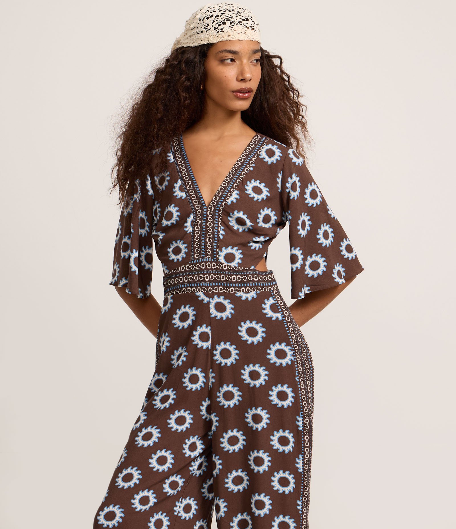 Macacão em Viscose com Decote V e Estampado Marrom Médio 2