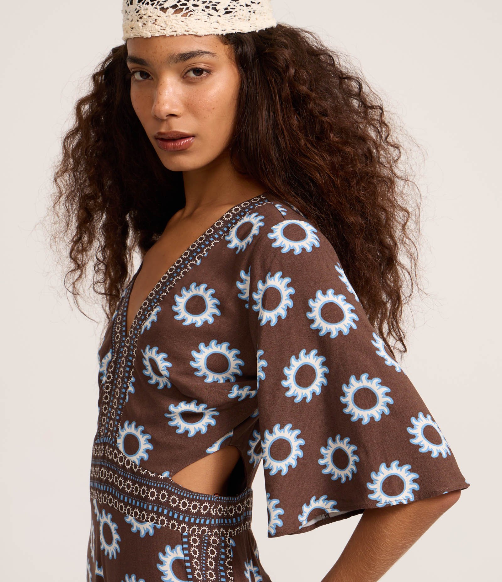 Macacão em Viscose com Decote V e Estampado Marrom Médio 3