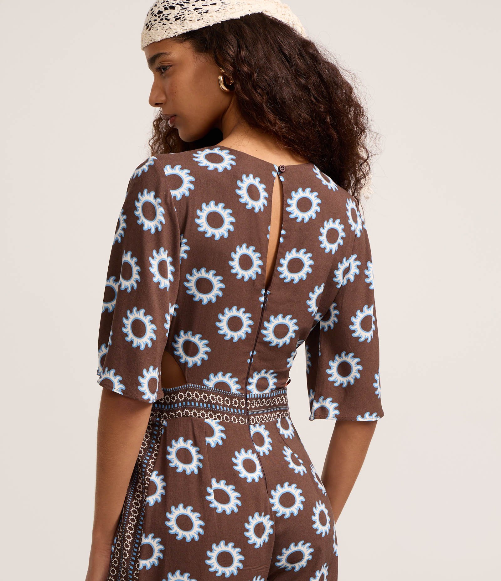 Macacão em Viscose com Decote V e Estampado Marrom Médio 4