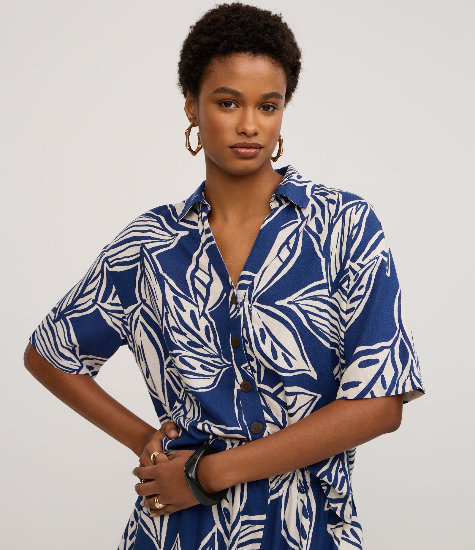 Camisa Regular em Viscolinho com Estampa de Folhagens Azul 1