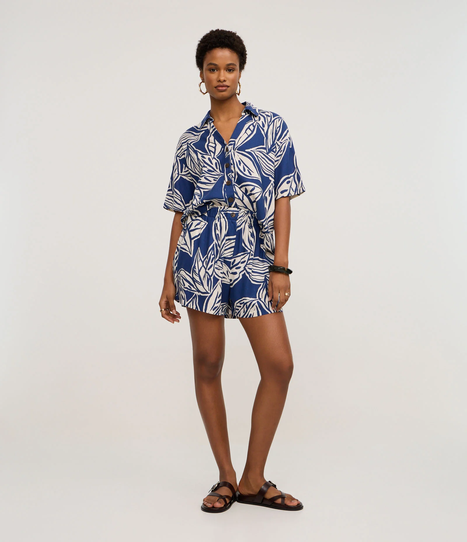 Camisa Regular em Viscolinho com Estampa de Folhagens Azul 2