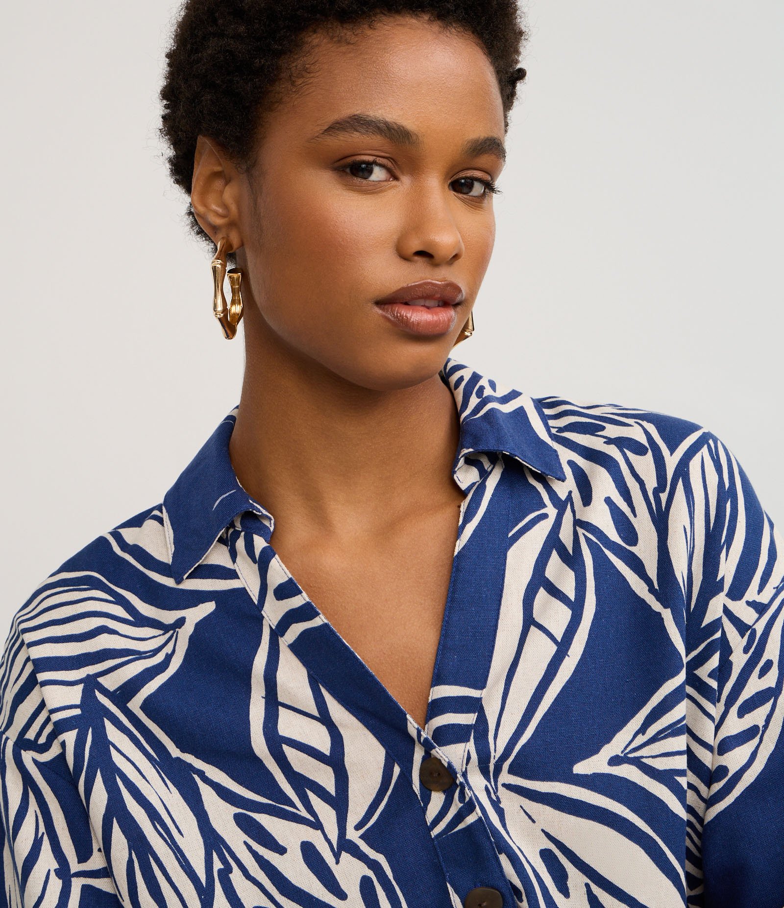 Camisa Regular em Viscolinho com Estampa de Folhagens Azul 3
