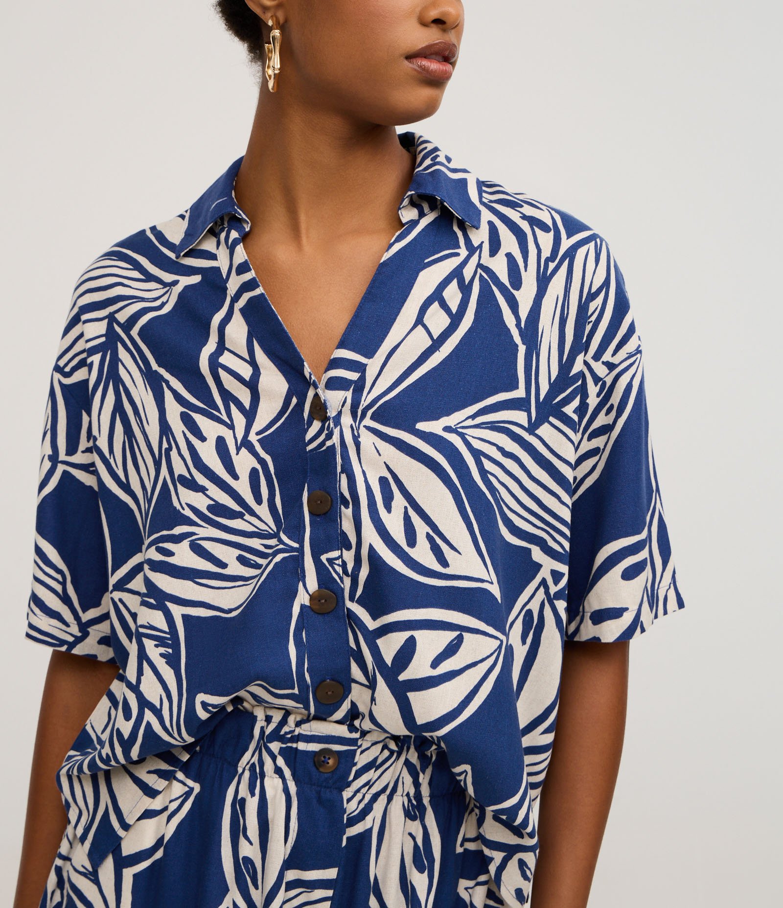 Camisa Regular em Viscolinho com Estampa de Folhagens Azul 4