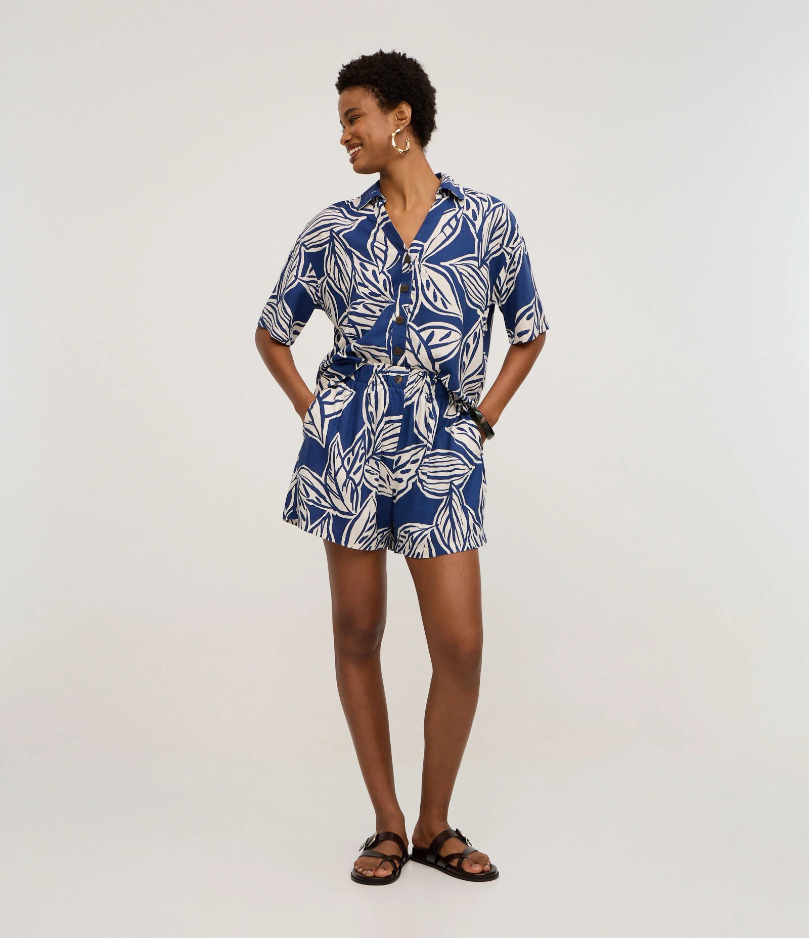 Short Evasê em Viscolinho com Estampa de Folhagens Azul 1