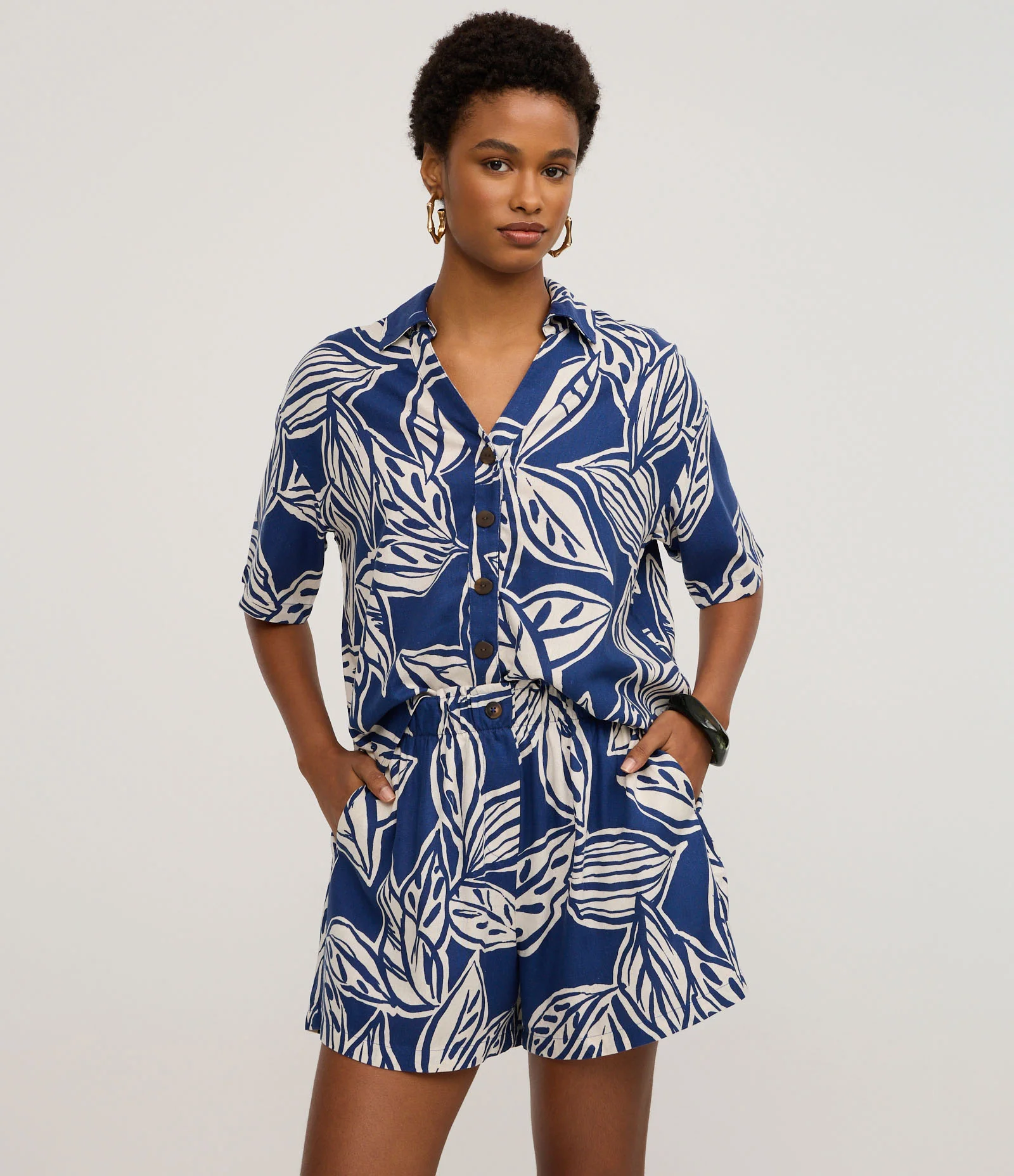 Short Evasê em Viscolinho com Estampa de Folhagens Azul 2