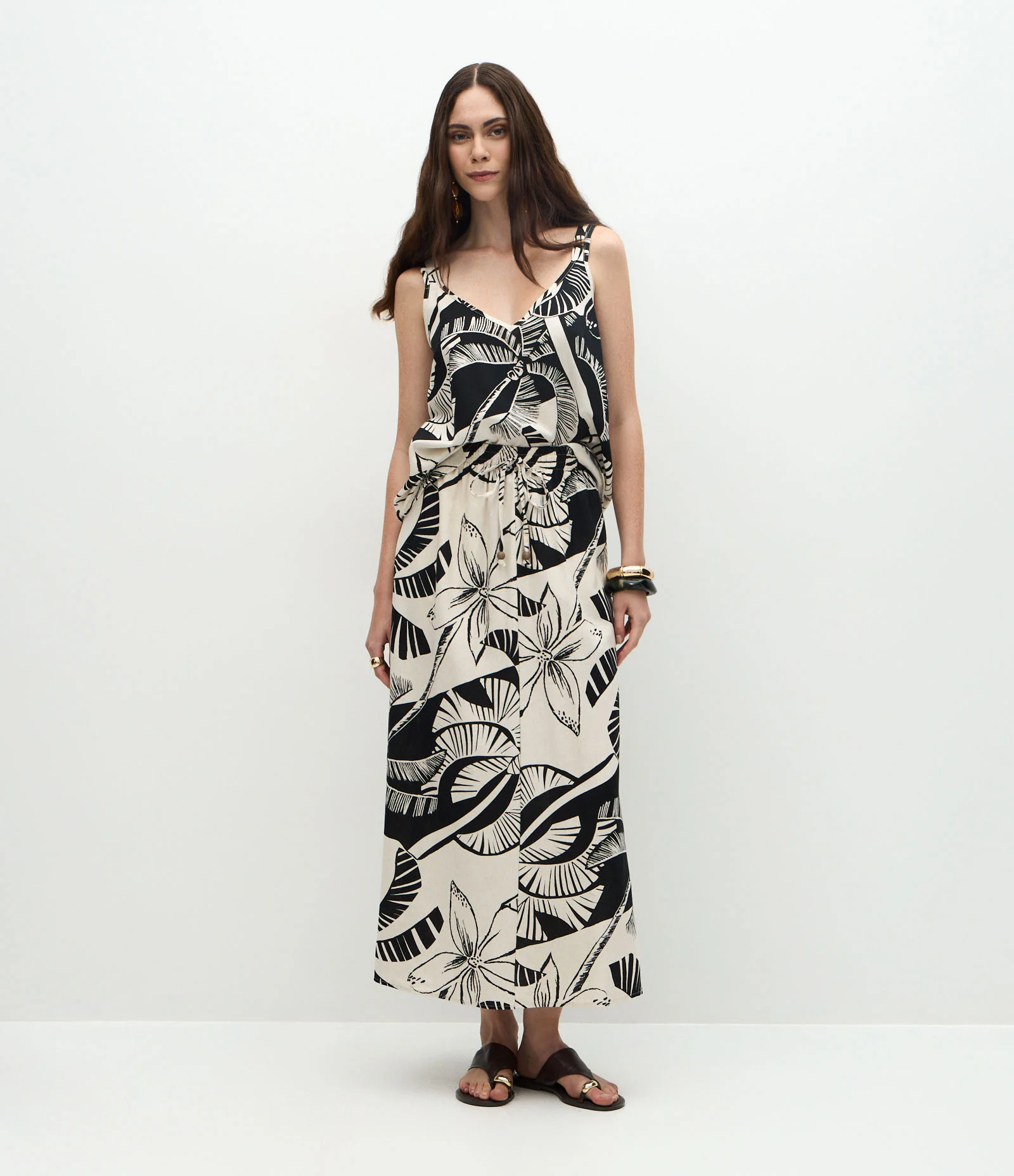 Blusa em Viscolinho com Alça Detalhada e Estampa Coqueiros Preto 2