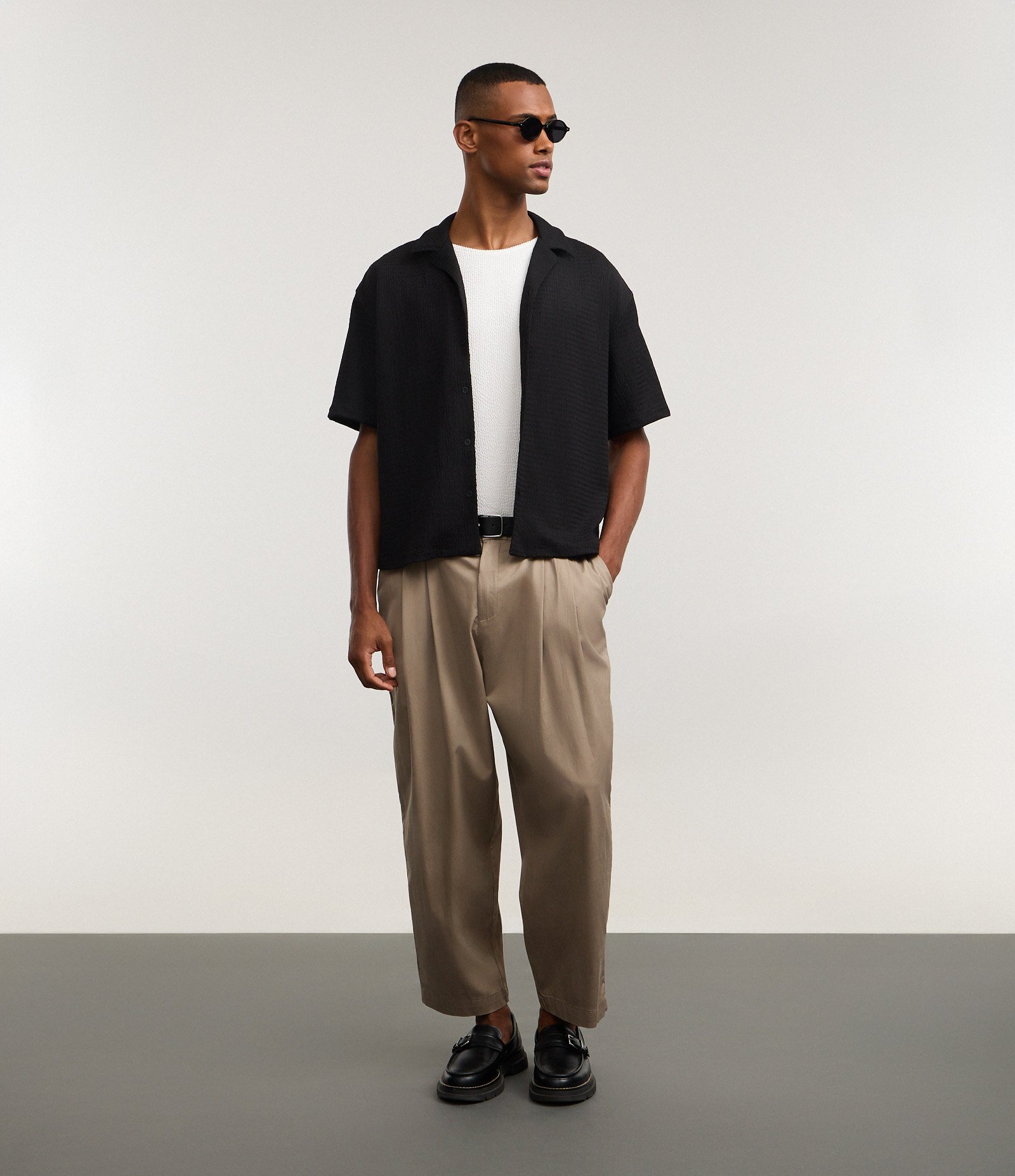 Camisa Boxy Texturizada com Gola Bowling Preto 4