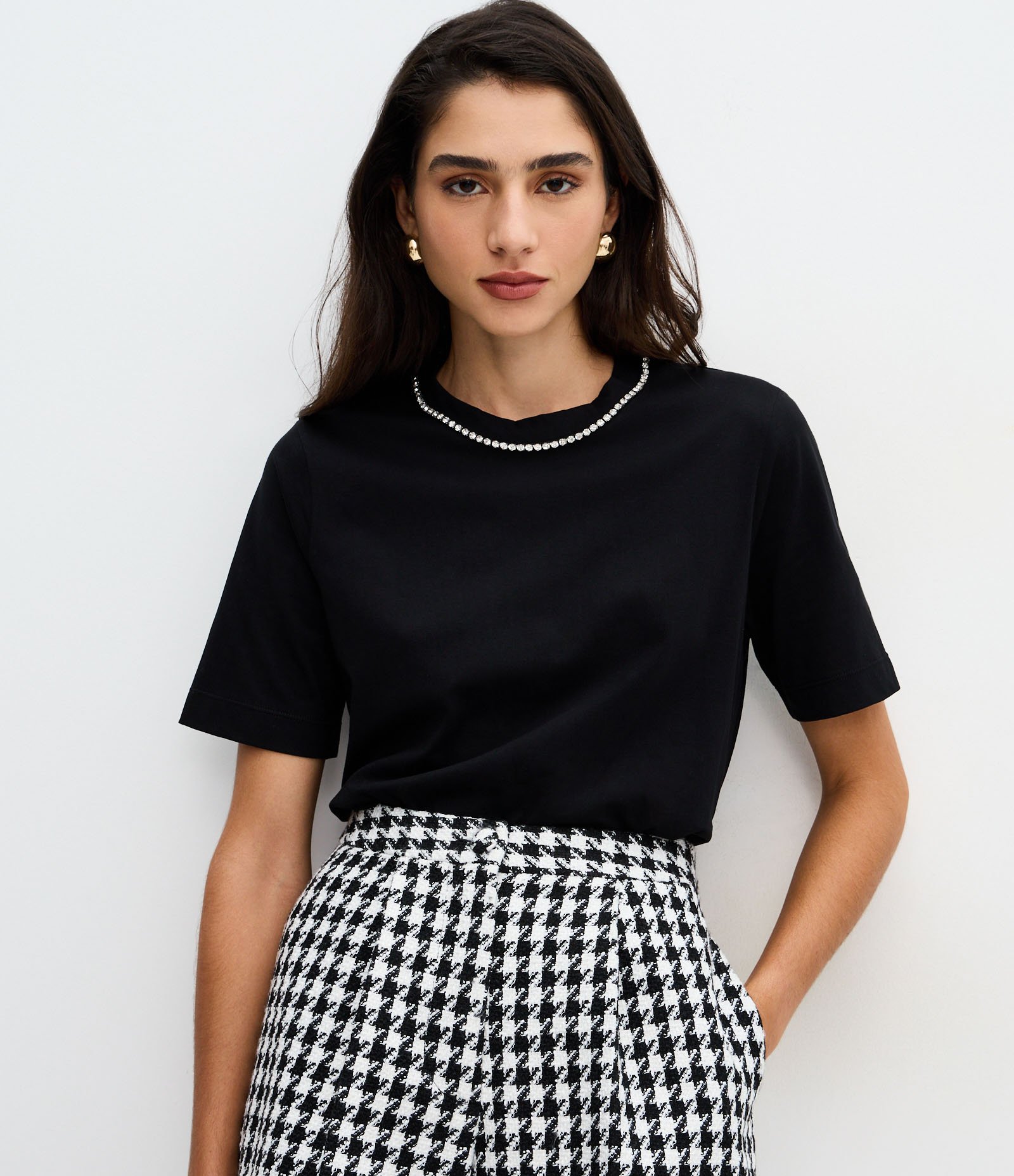 Camiseta Regular em Algodão com Brilhos na Gola Preto 1