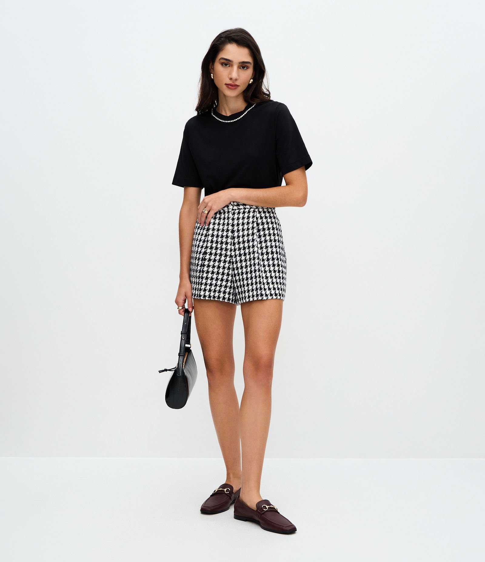 Camiseta Regular em Algodão com Brilhos na Gola Preto 2